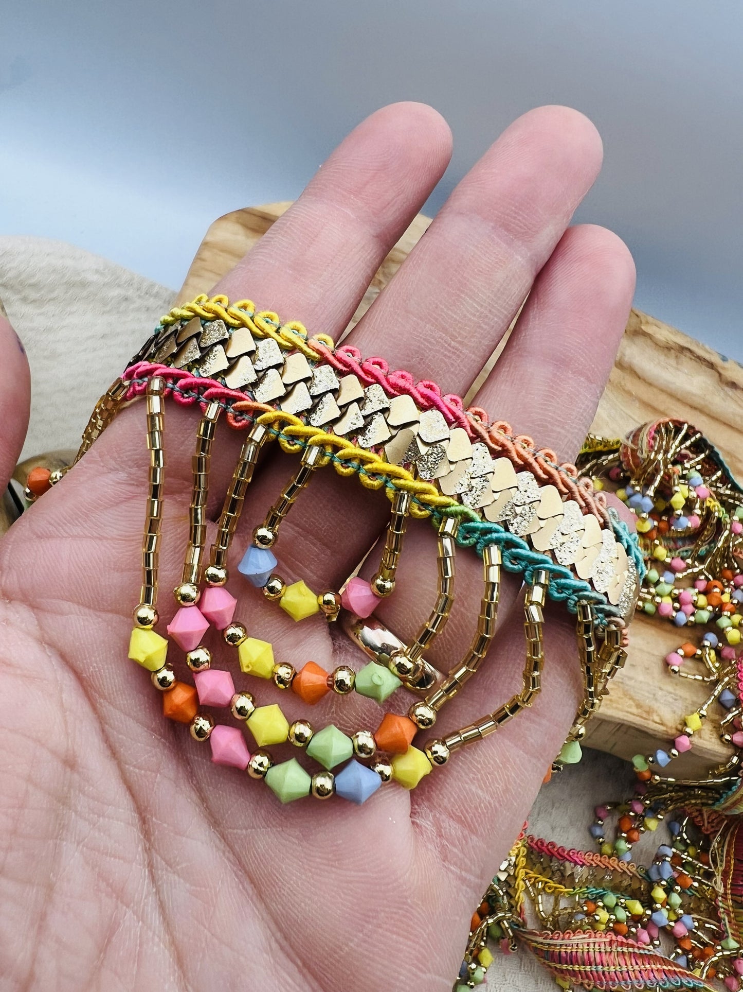 Galon AMALU à perles multicolores et arcs fantaisie 5,5 cm (2 mètres)