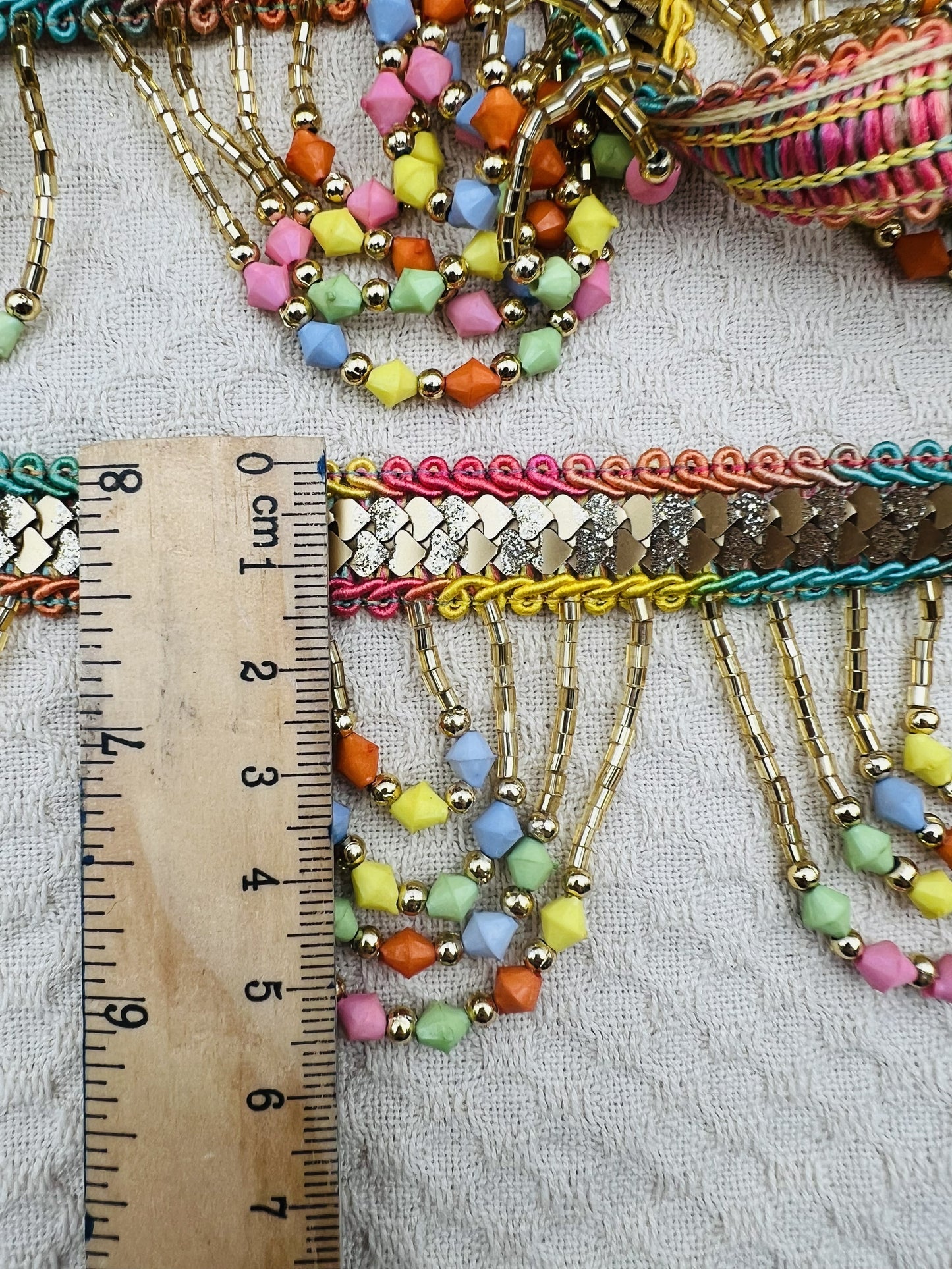 Galon AMALU à perles multicolores et arcs fantaisie 5,5 cm (2 mètres)