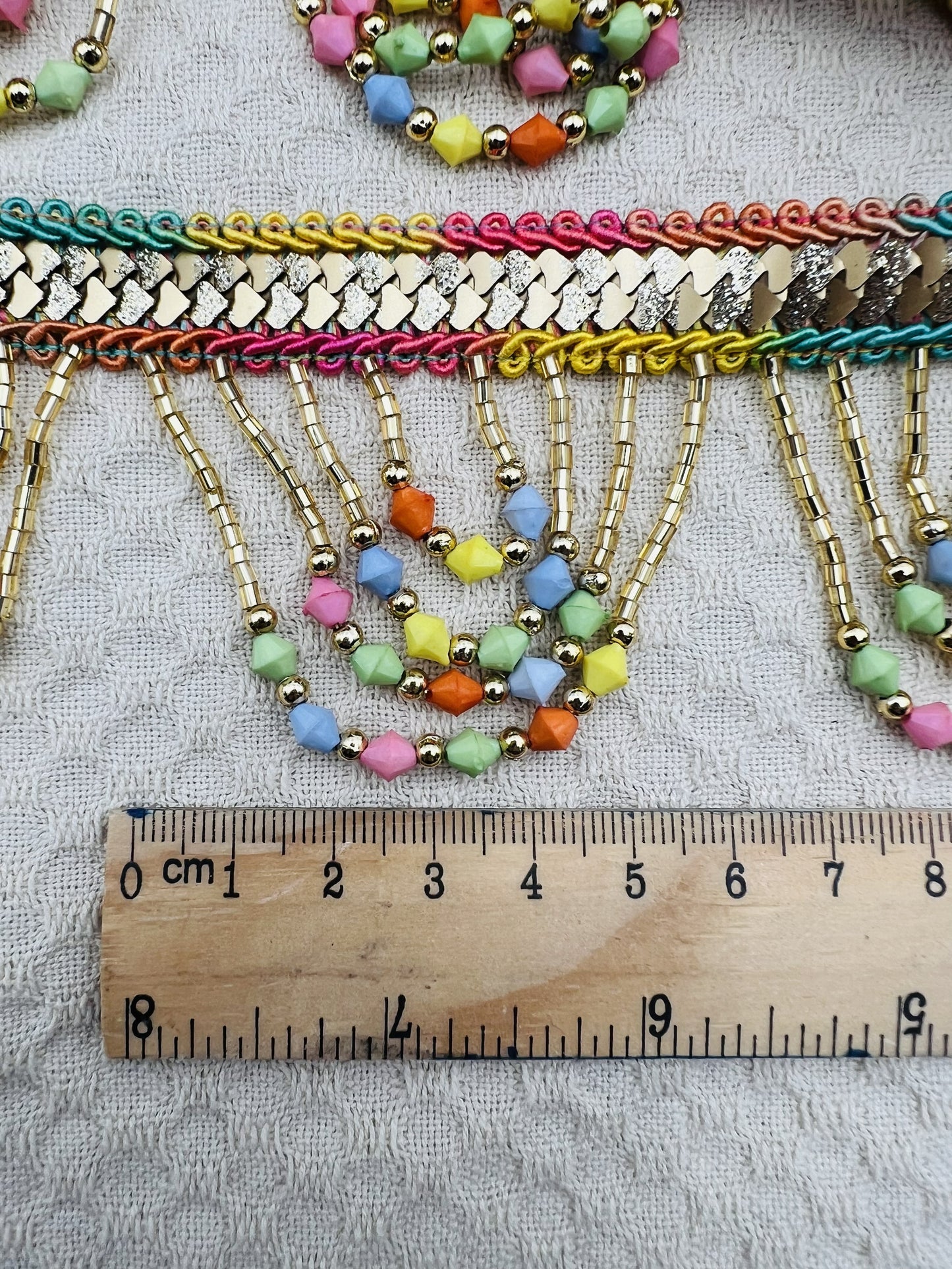 Galon AMALU à perles multicolores et arcs fantaisie 5,5 cm (2 mètres)