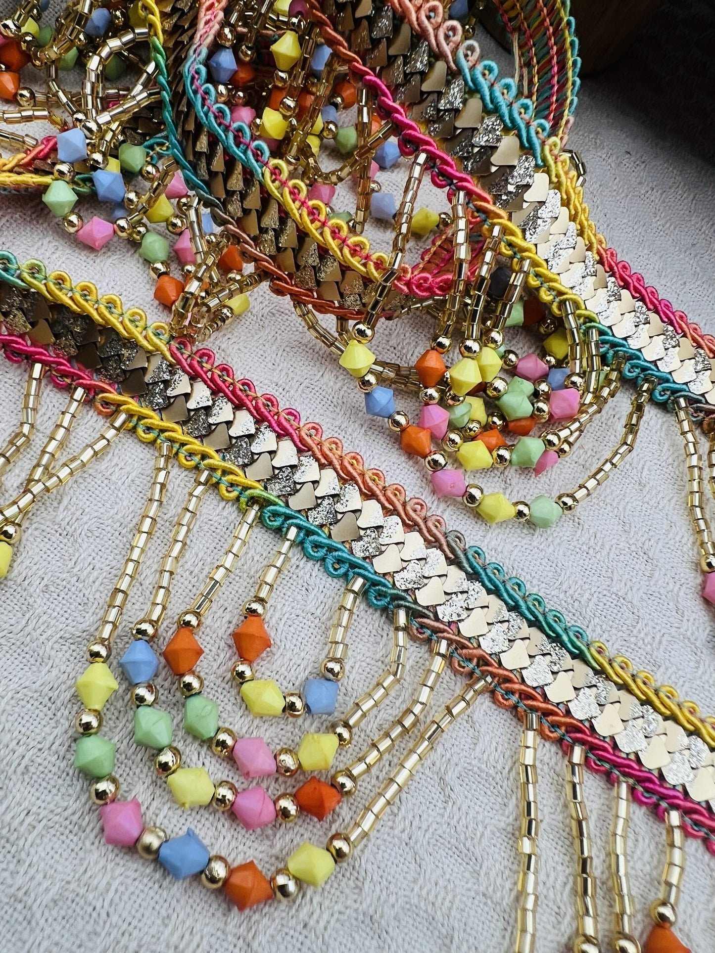 Galon AMALU à perles multicolores et arcs fantaisie 5,5 cm (2 mètres)