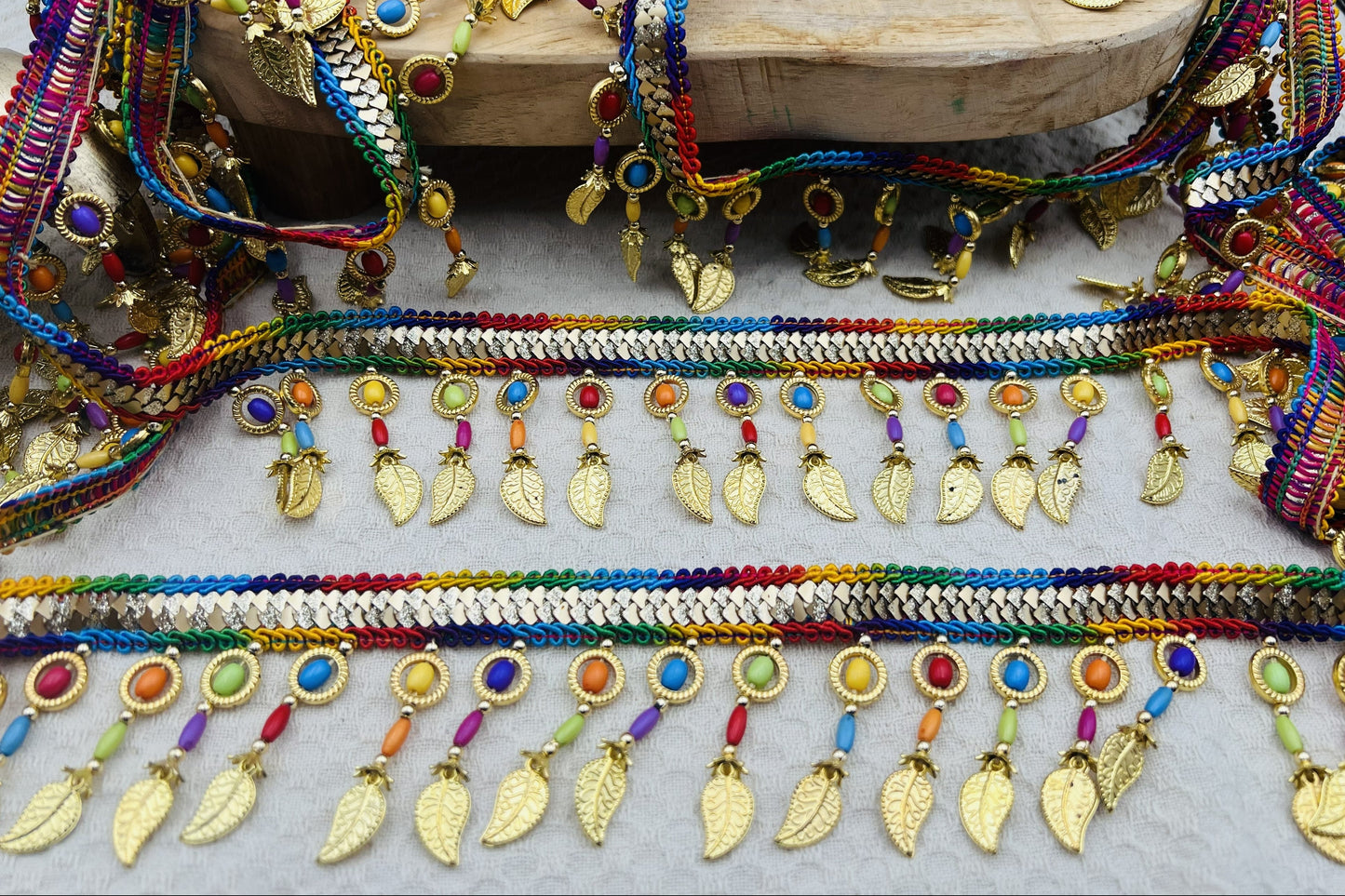 Galon RAYA à perles colorées et feuilles dorées 6 cm (2 mètres)