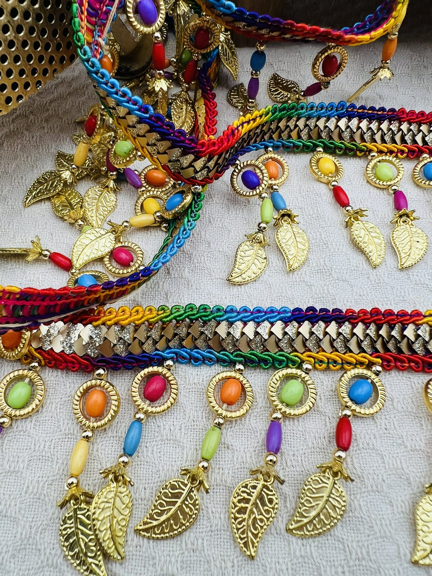 Galon RAYA à perles colorées et feuilles dorées 6 cm (2 mètres)