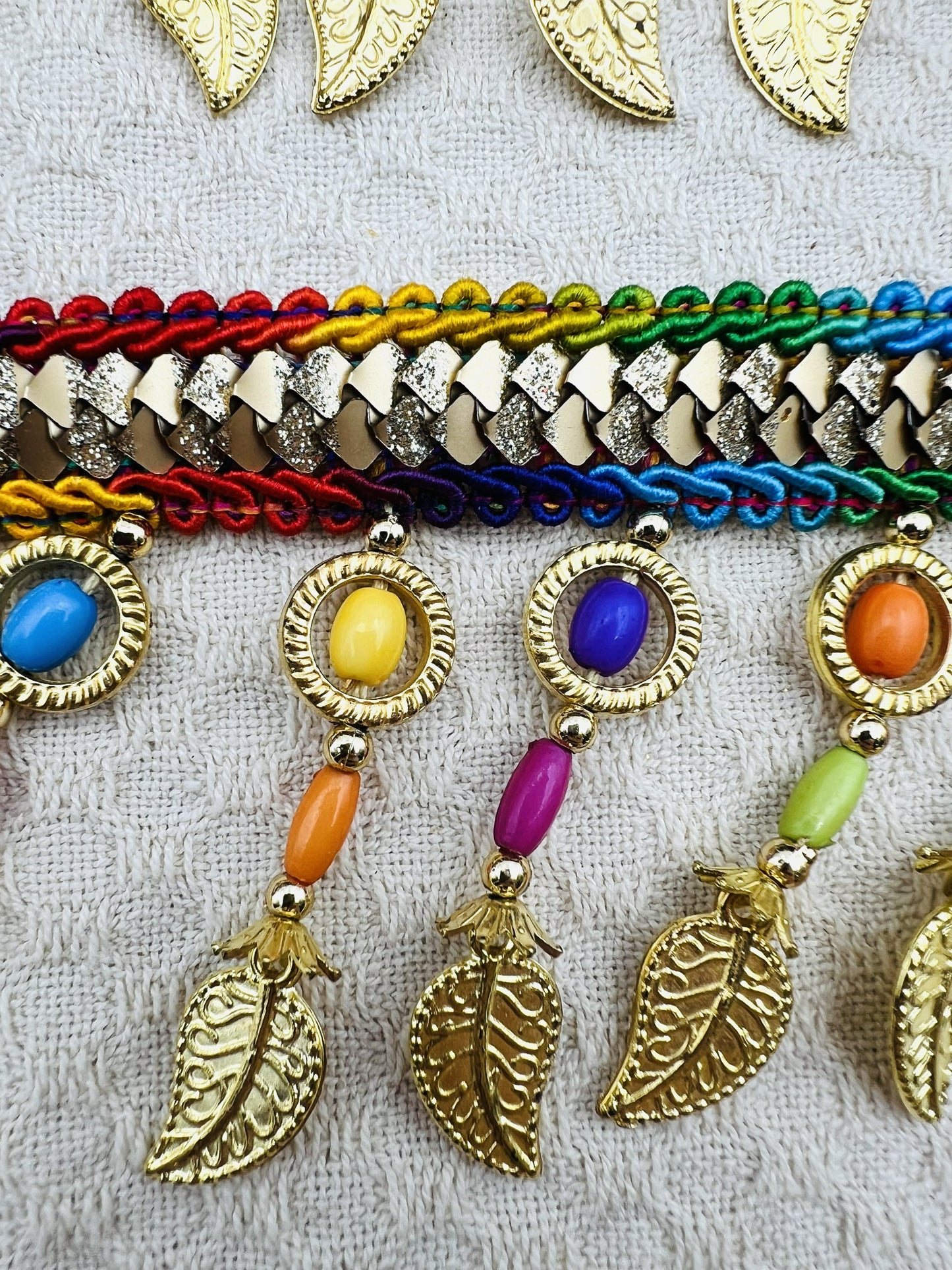 Galon RAYA à perles colorées et feuilles dorées 6 cm (2 mètres)