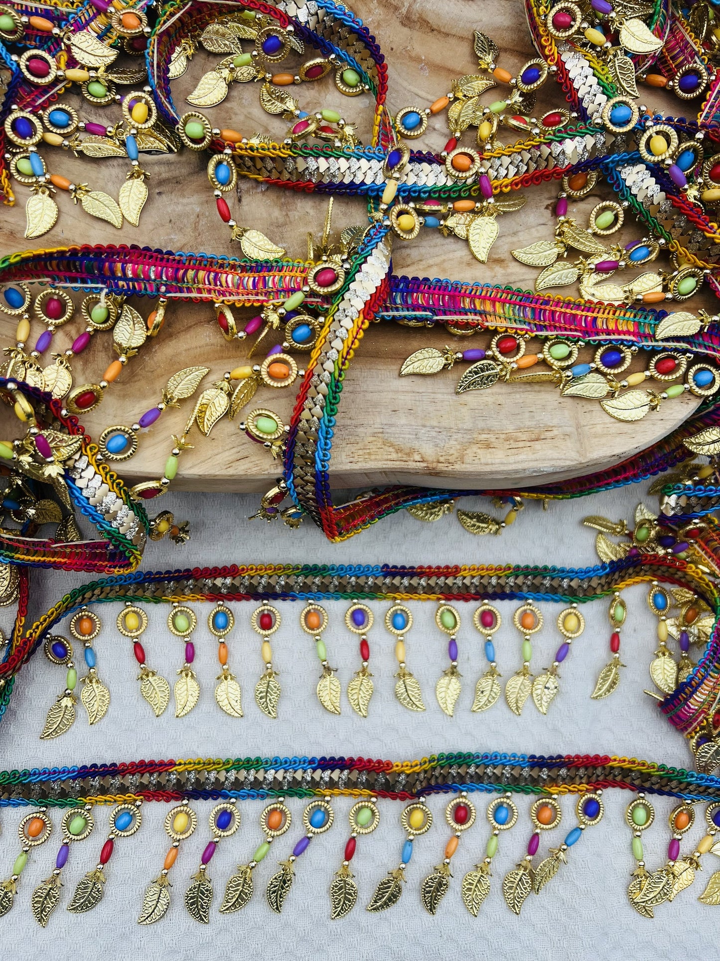 Galon RAYA à perles colorées et feuilles dorées 6 cm (2 mètres)