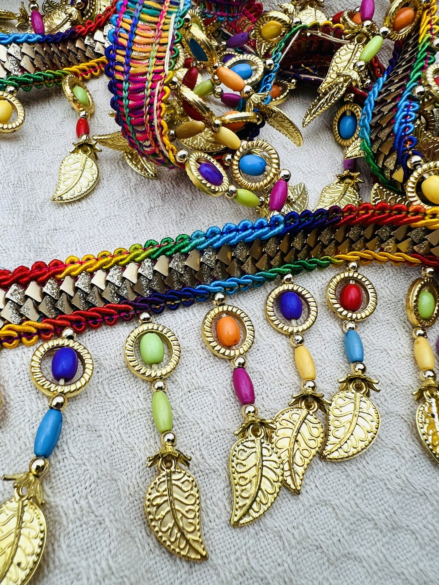 Galon RAYA à perles colorées et feuilles dorées 6 cm (2 mètres)
