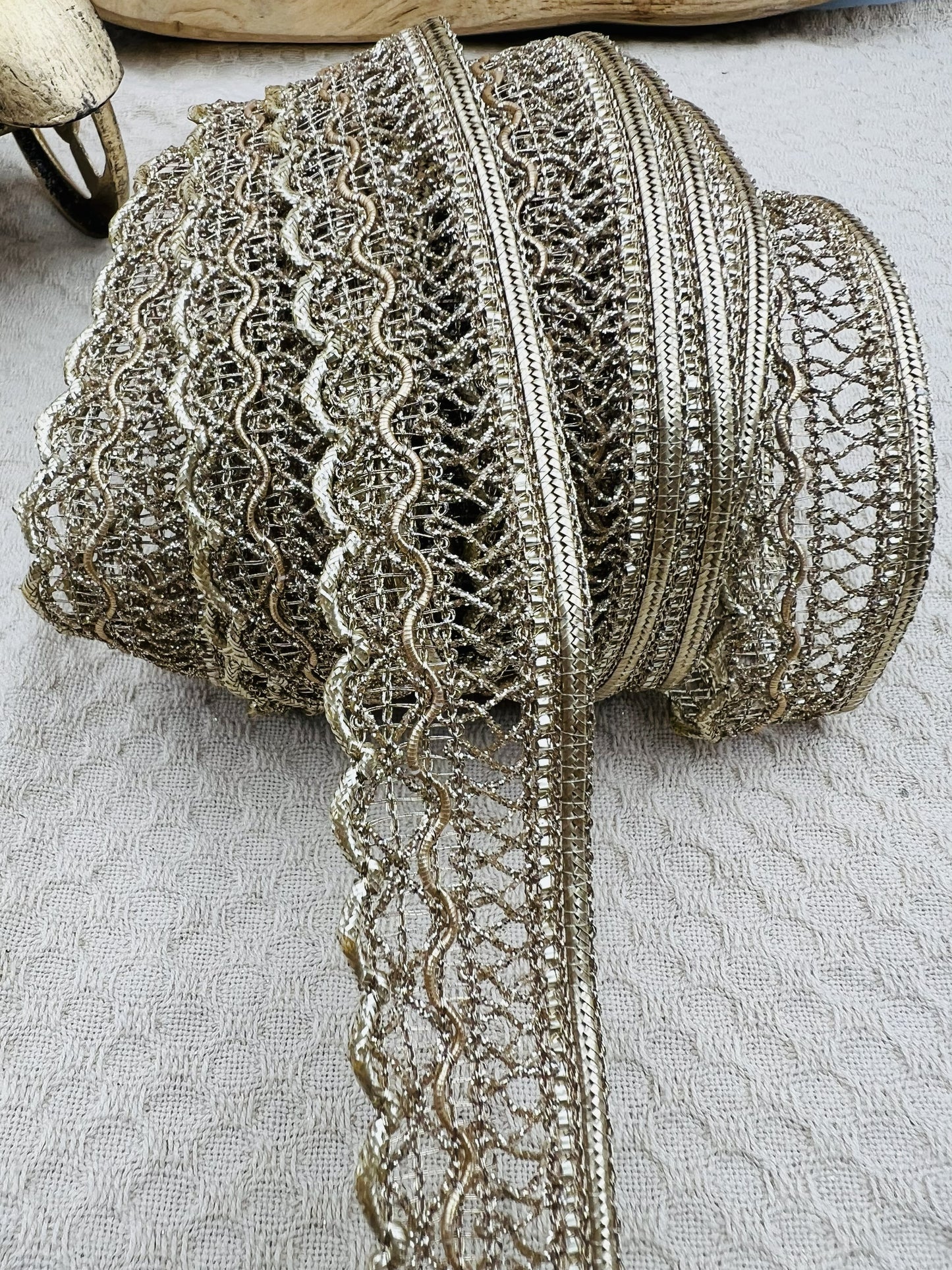 Galon dentelle métallisée fantaisie doré ou argenté 2,5 cm (4 mètres)