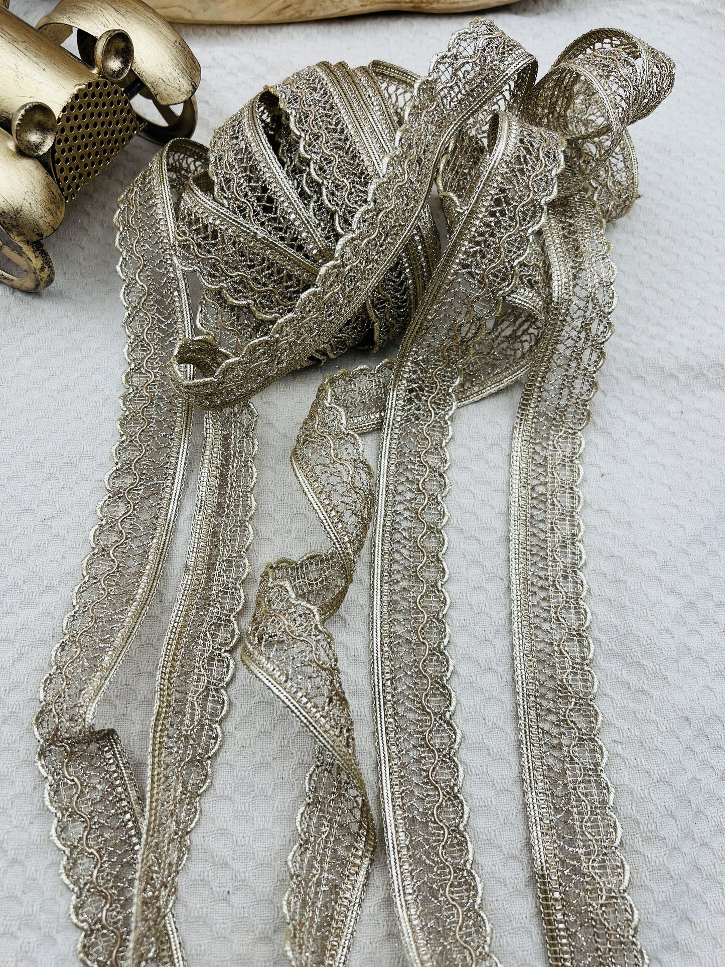 Galon dentelle métallisée fantaisie doré ou argenté 2,5 cm (4 mètres)