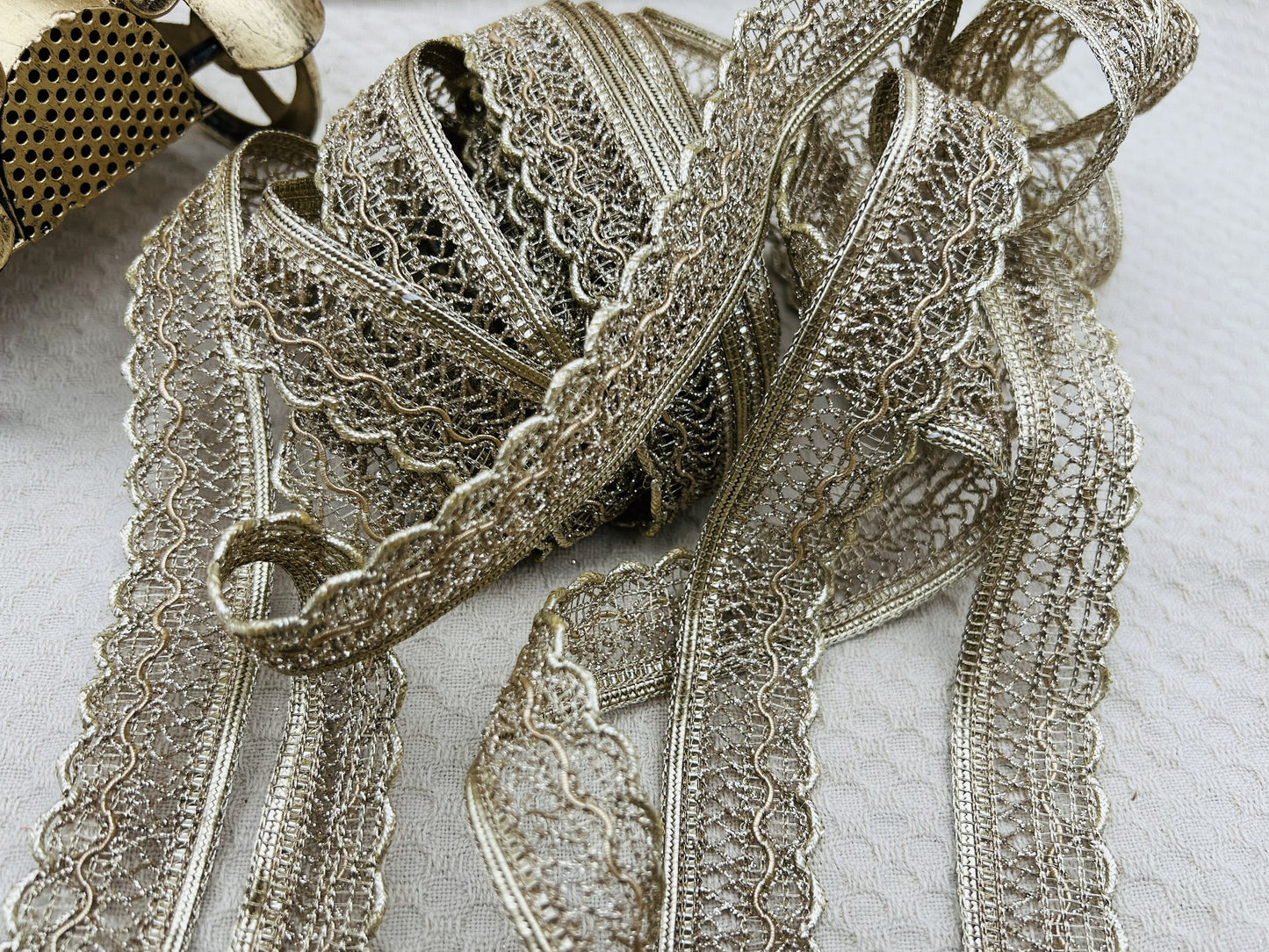 Galon dentelle métallisée fantaisie doré ou argenté 2,5 cm (4 mètres)