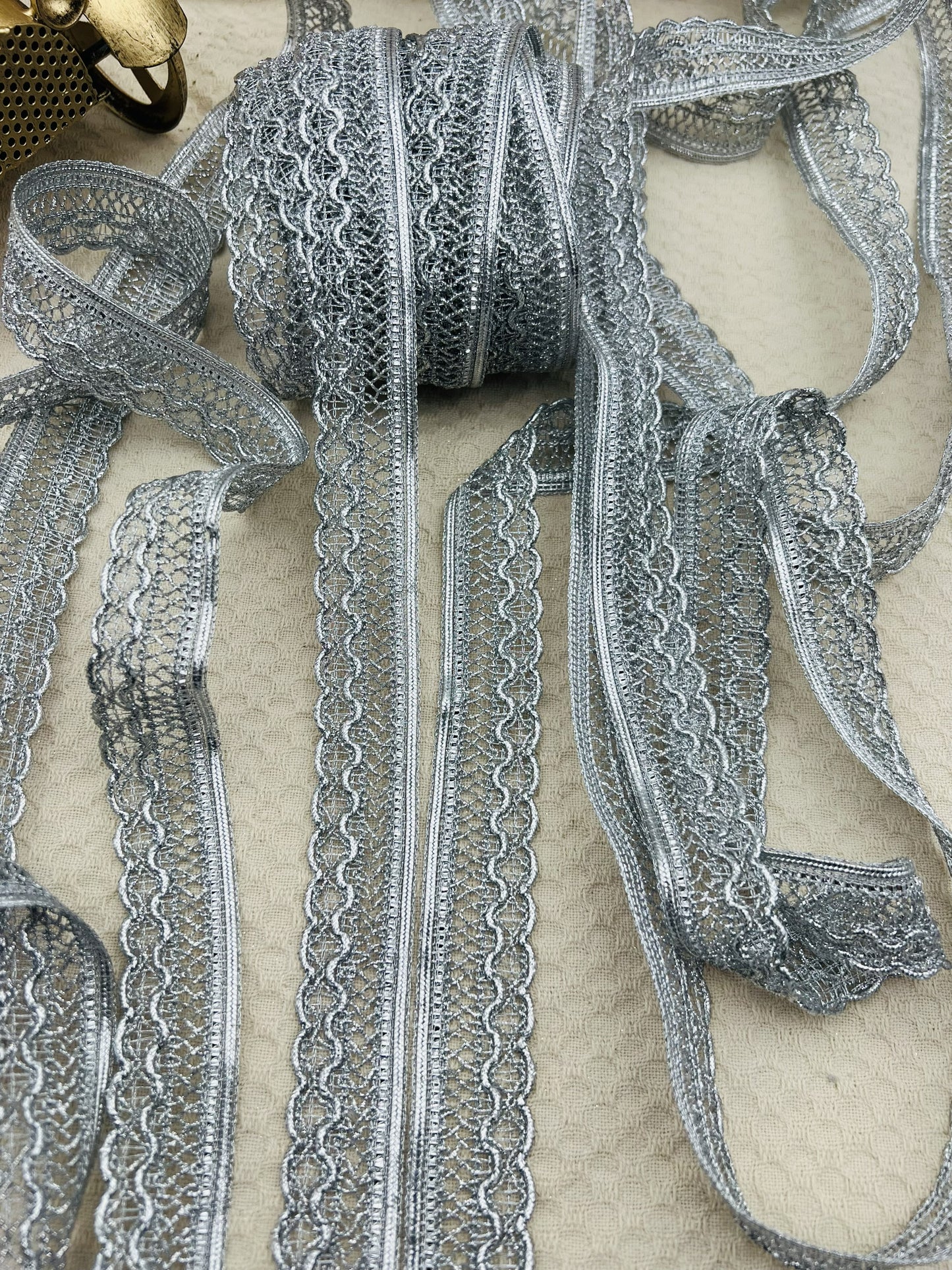 Galon dentelle métallisée fantaisie doré ou argenté 2,5 cm (4 mètres)