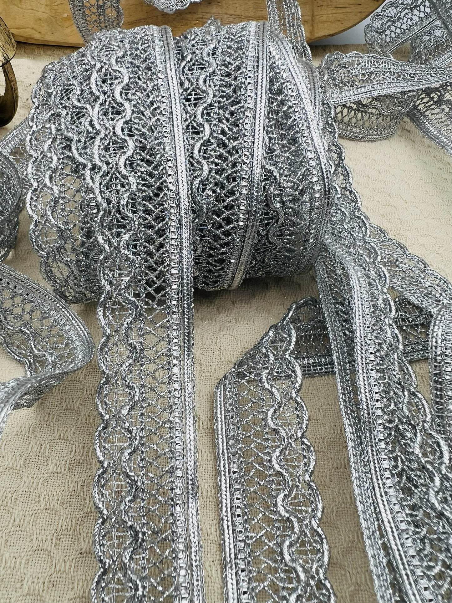Galon dentelle métallisée fantaisie doré ou argenté 2,5 cm (4 mètres)