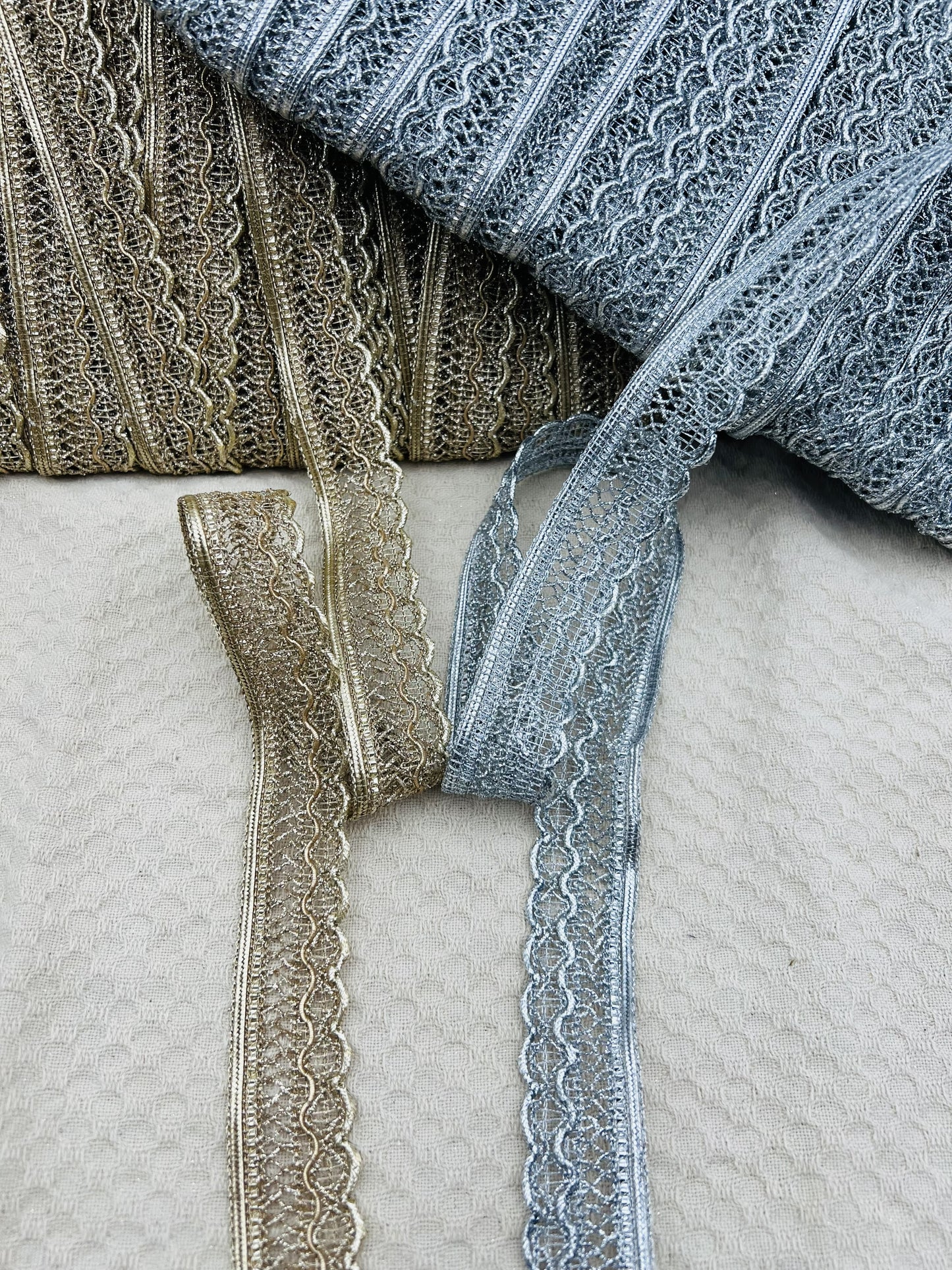 Galon dentelle métallisée fantaisie doré ou argenté 2,5 cm (4 mètres)