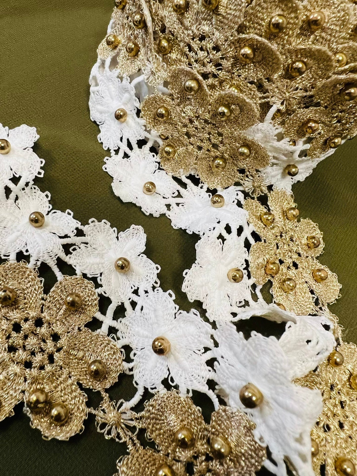 Galon bicolore blanc et doré fleuri orné de petites perles dorées