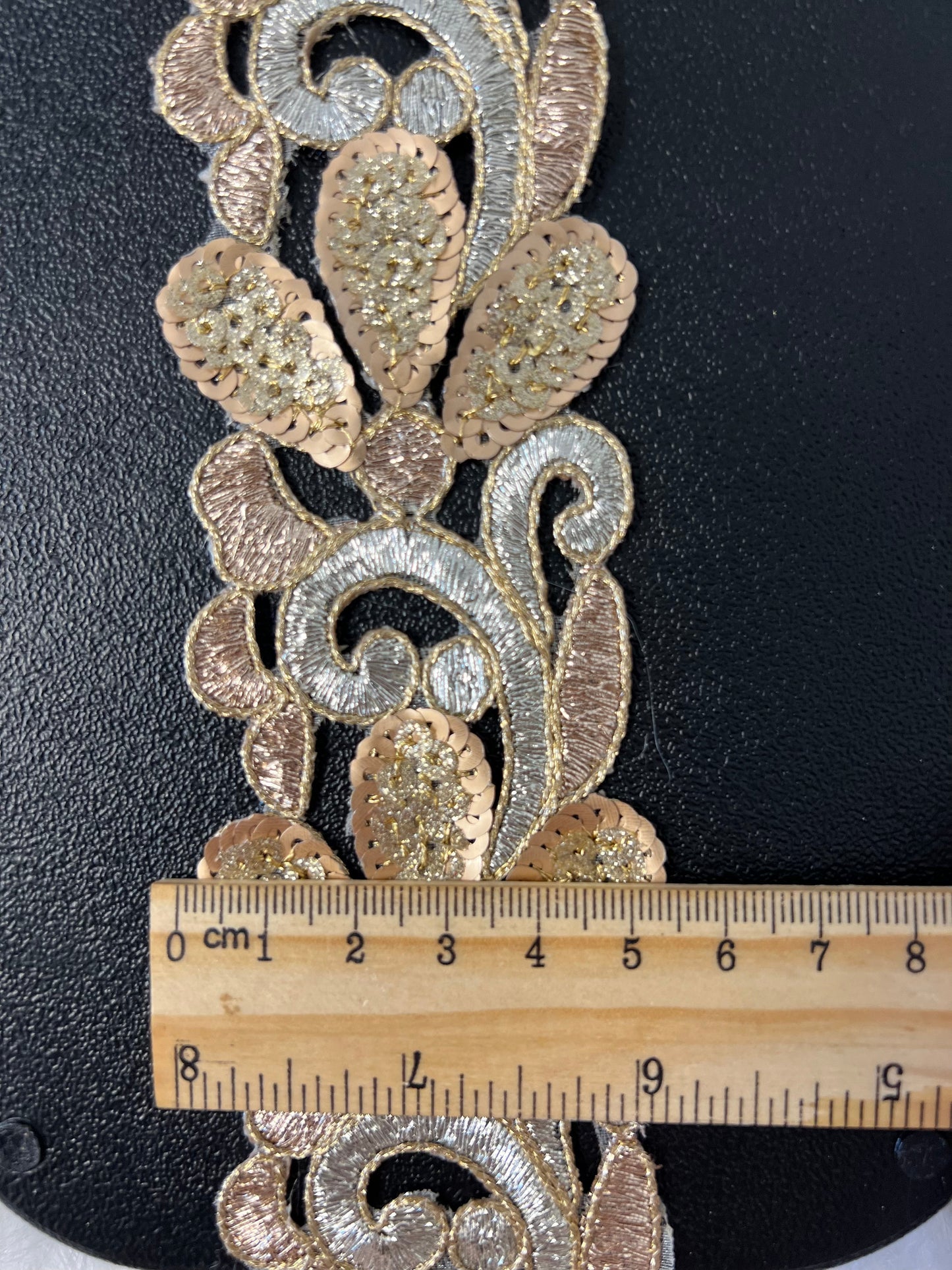 Galon sequin arabesque  de largeur moyenne avec brodures doré/argent