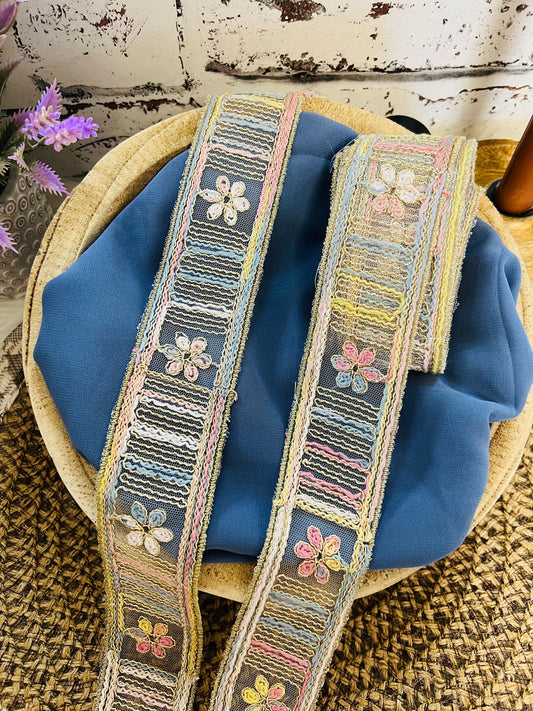 Galon aux broderies multicolores motifs petites fleurs zigzag