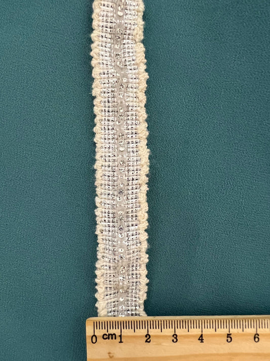 Galon tissé blanc et fil d'argent avec strass central