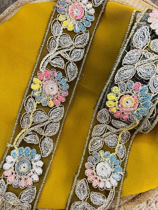 Galon aux broderies multicolores motifs fleurs sur tiges