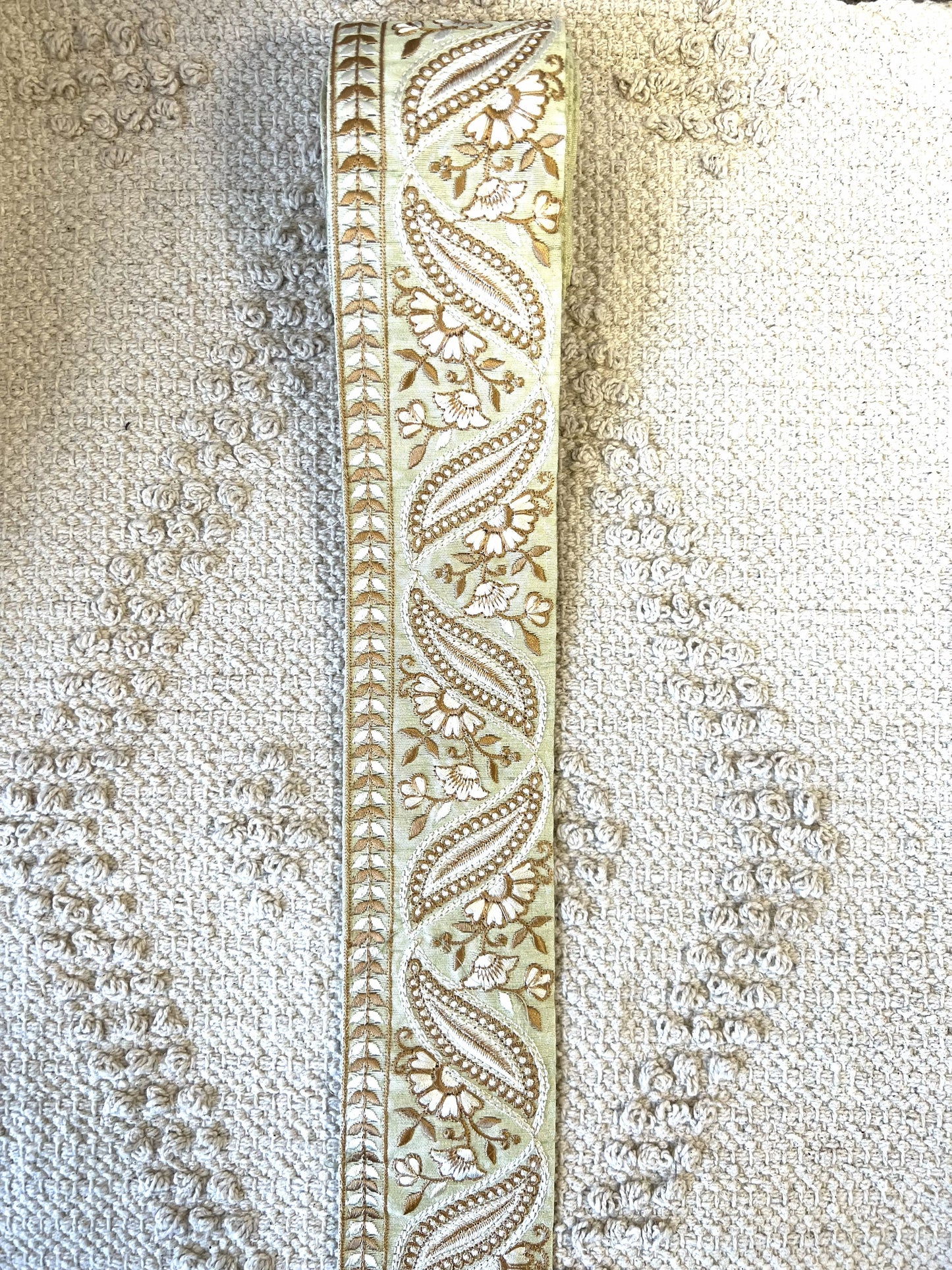 Galon vert sauge brodé blanc et doré 7 cm