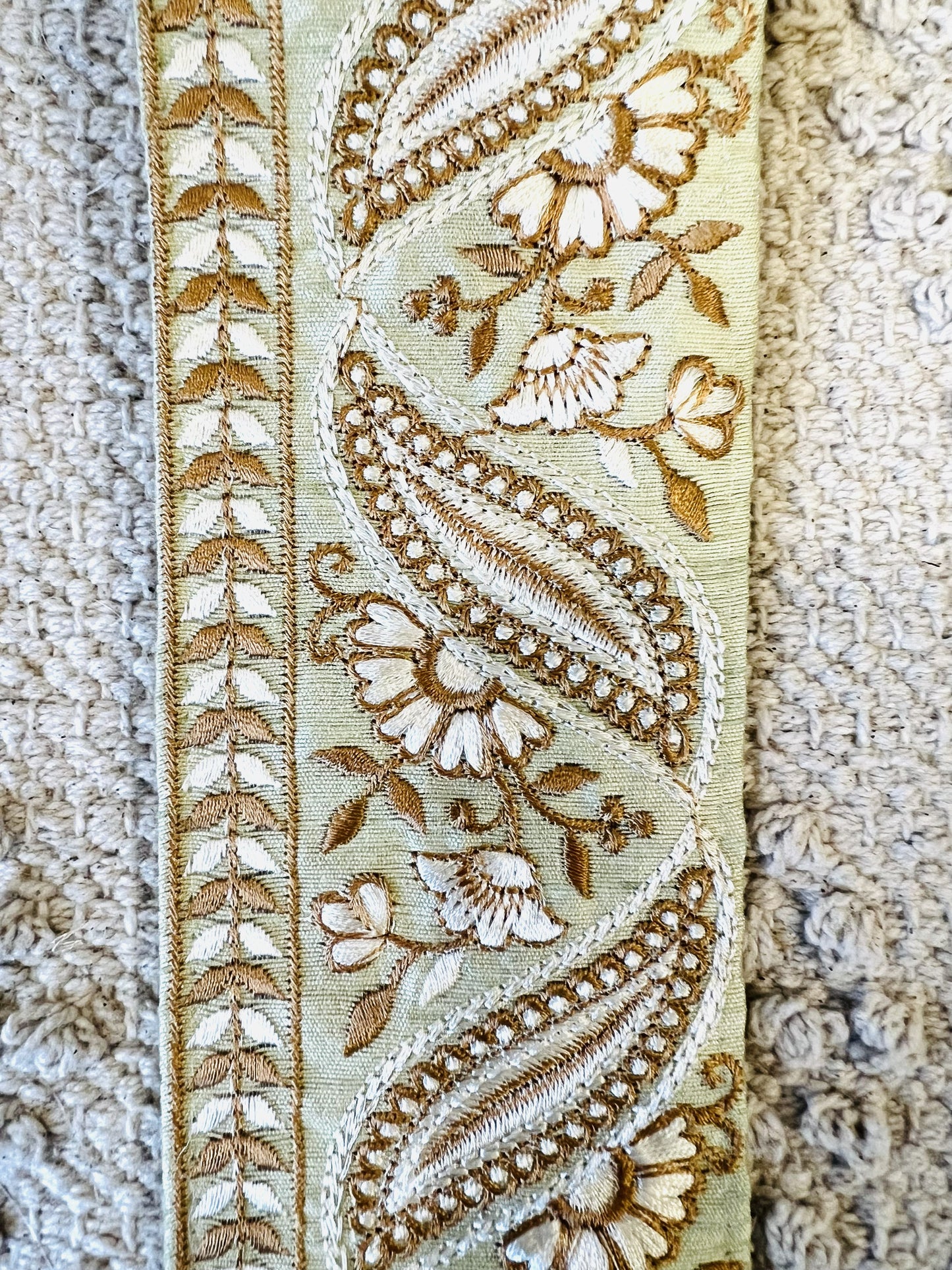 Galon vert sauge brodé blanc et doré 7 cm