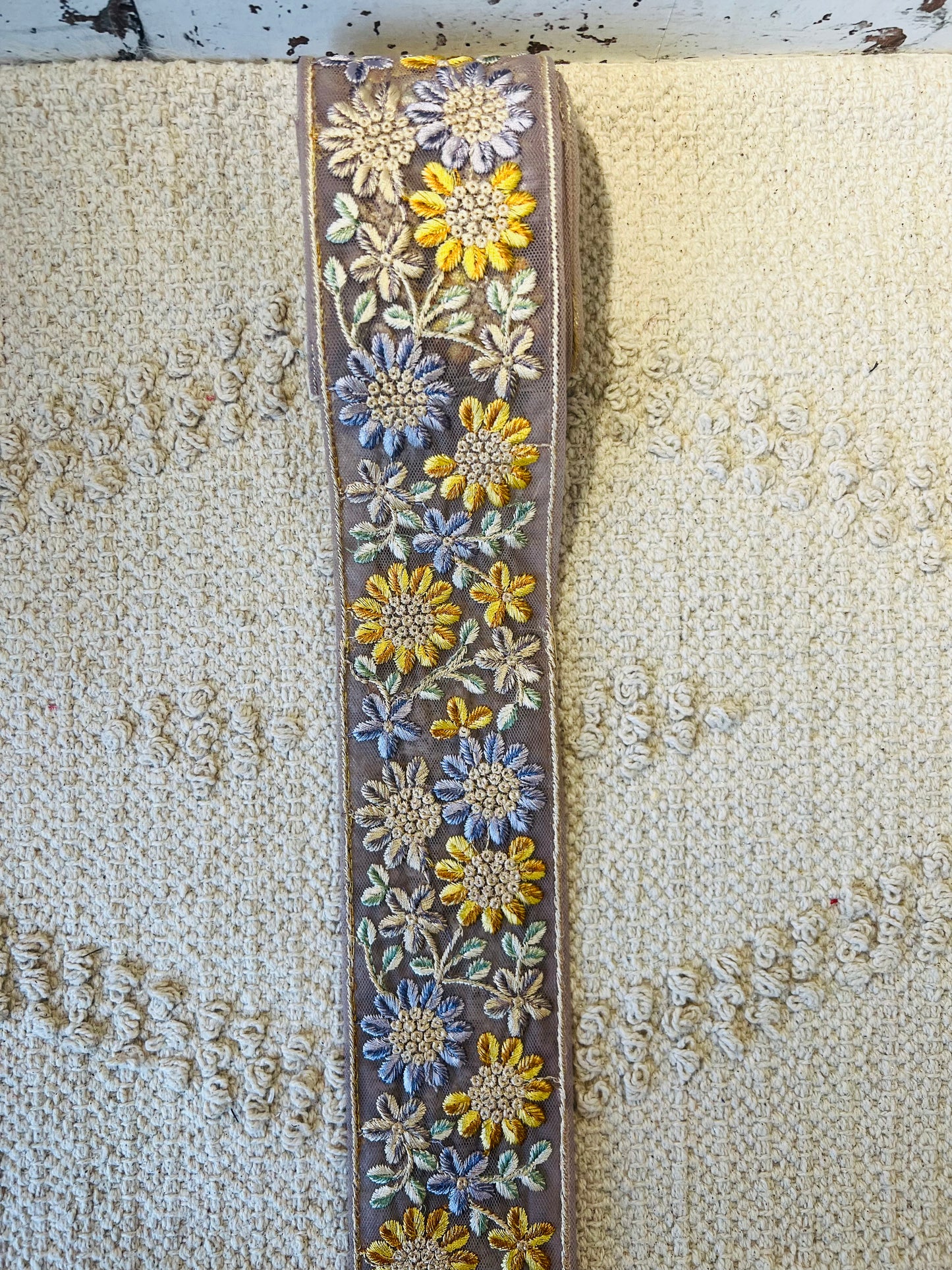 Galon brodé à fleurs avec mini sequins transparents et fils dorés. Différents coloris