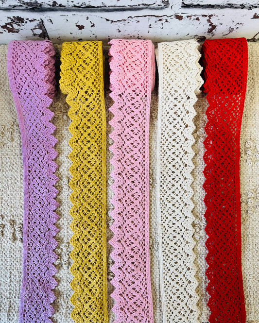 Galon de dentelle de coton crochet largeur moyenne. Différents coloris.