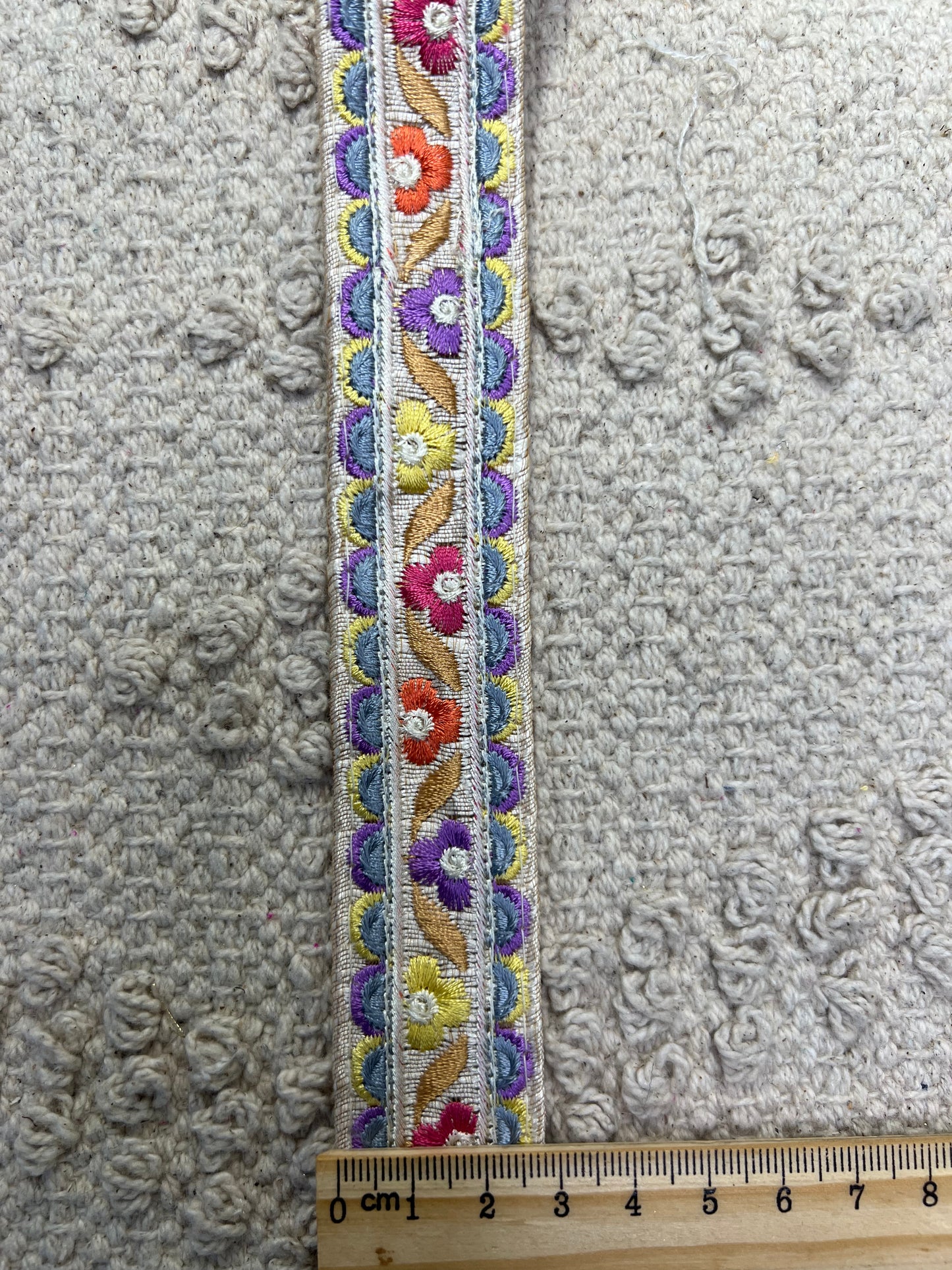 Galon type fresque florale multicolore à ponts. Différents coloris.