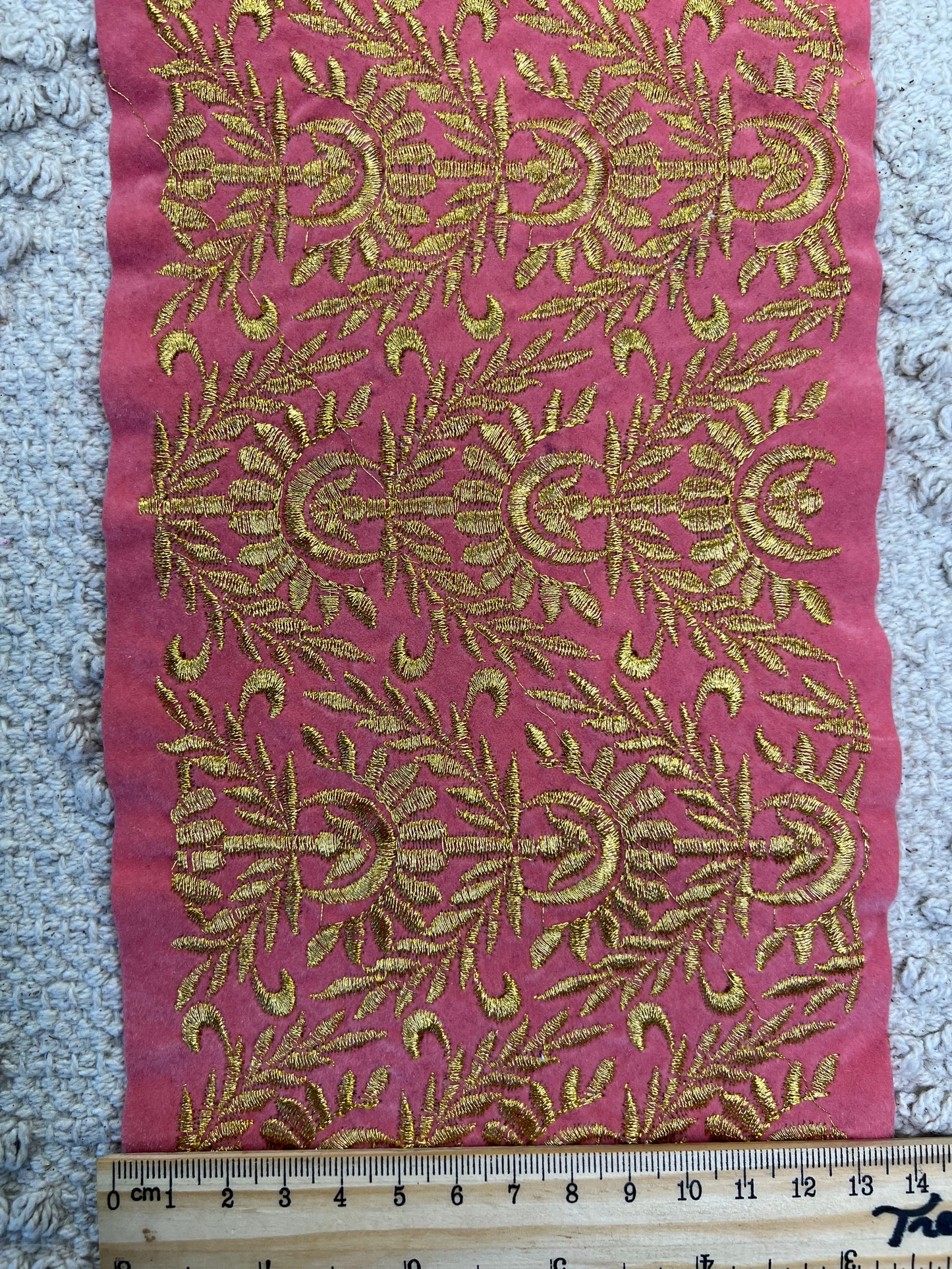 Galon large en velours rose et fils dorés