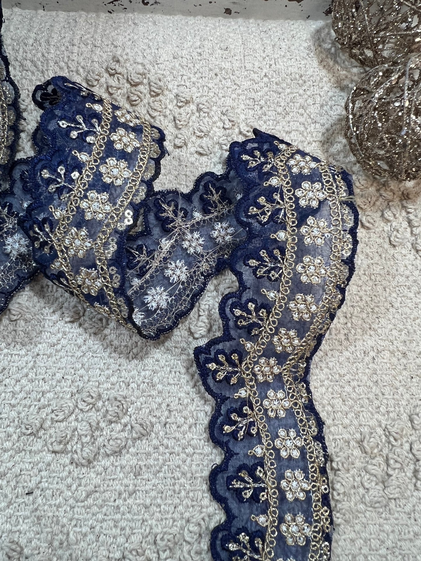 Galon Dentelle Noire Brodée Doré et Strass