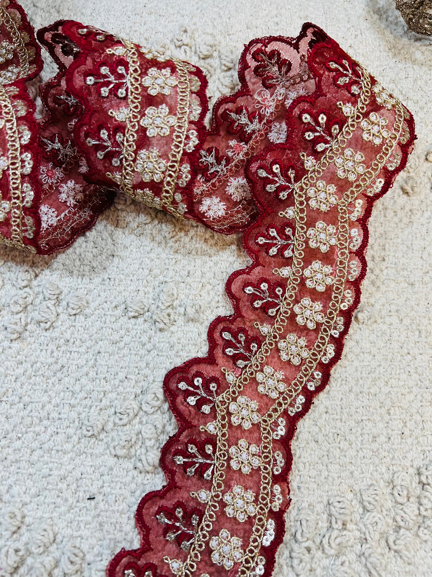 Galon Brodé Doré – Bordure Dentelée