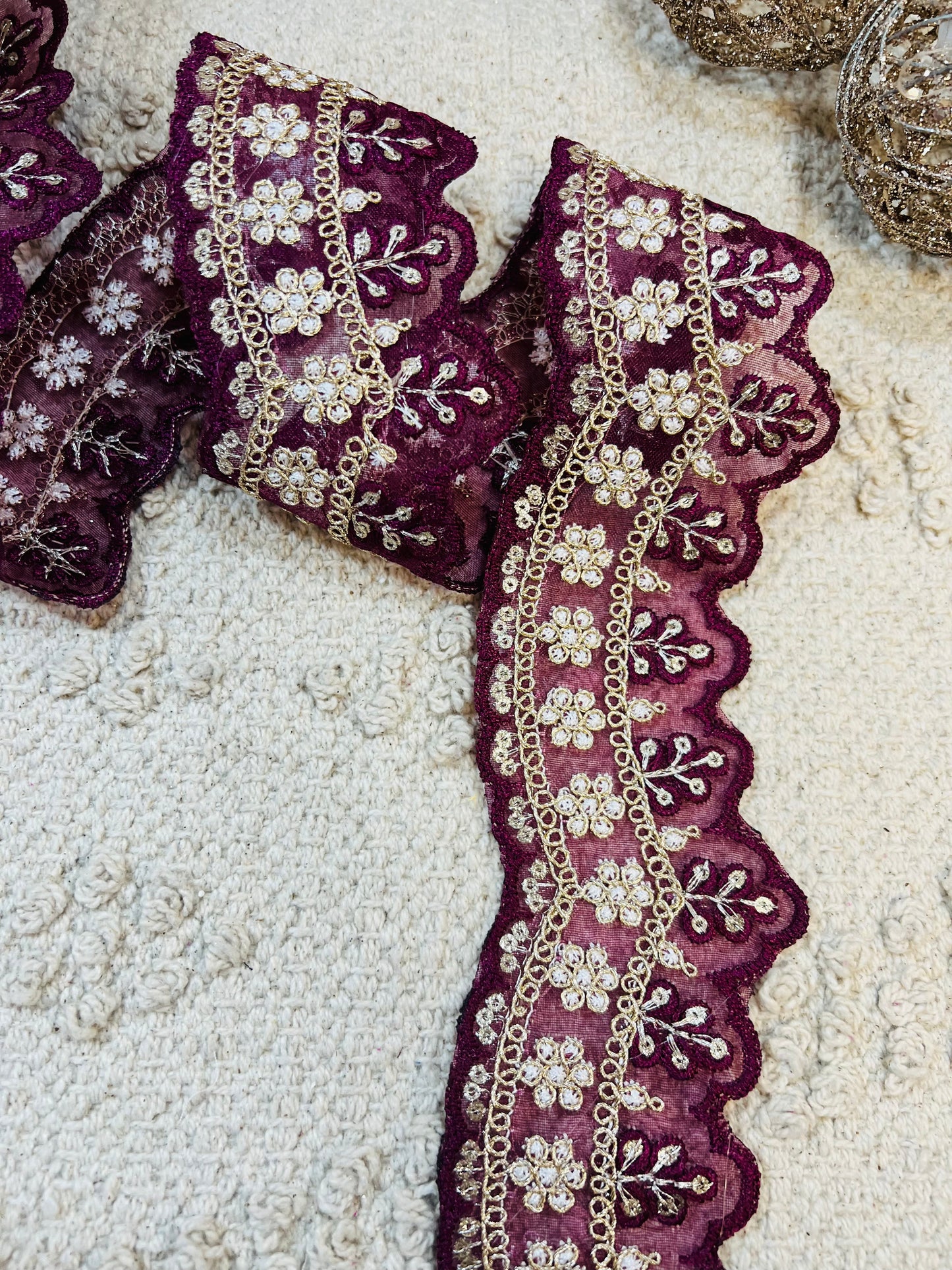 Galon Dentelle Noire Brodée Doré et Strass