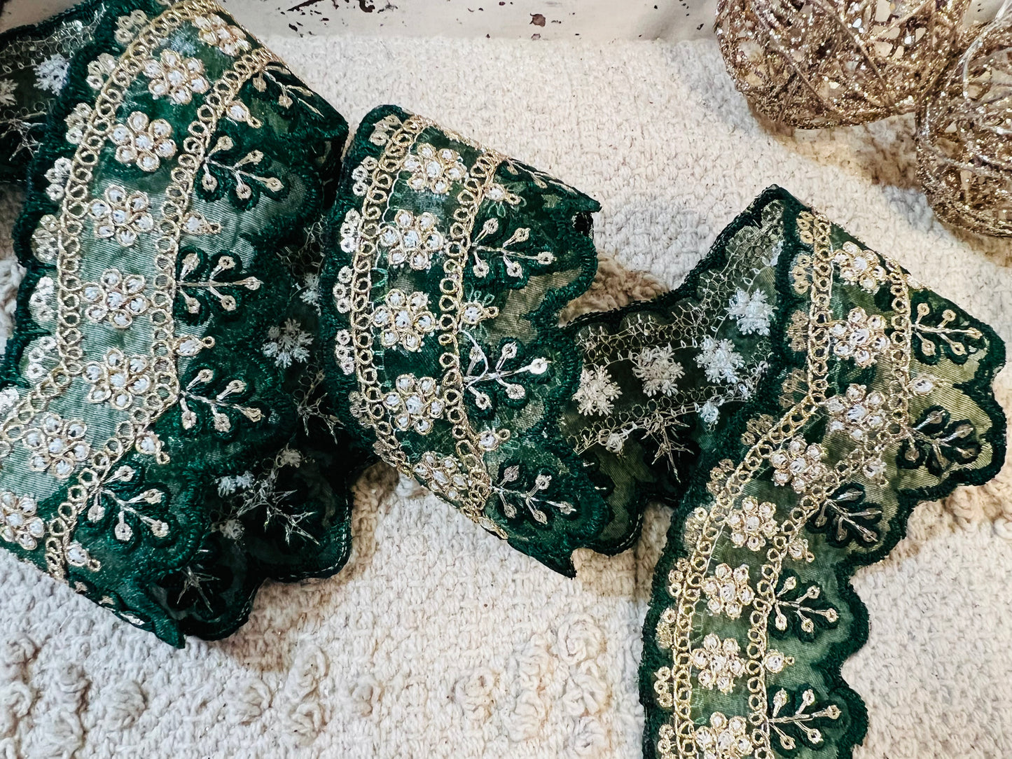 Galon Dentelle Noire Brodée Doré et Strass
