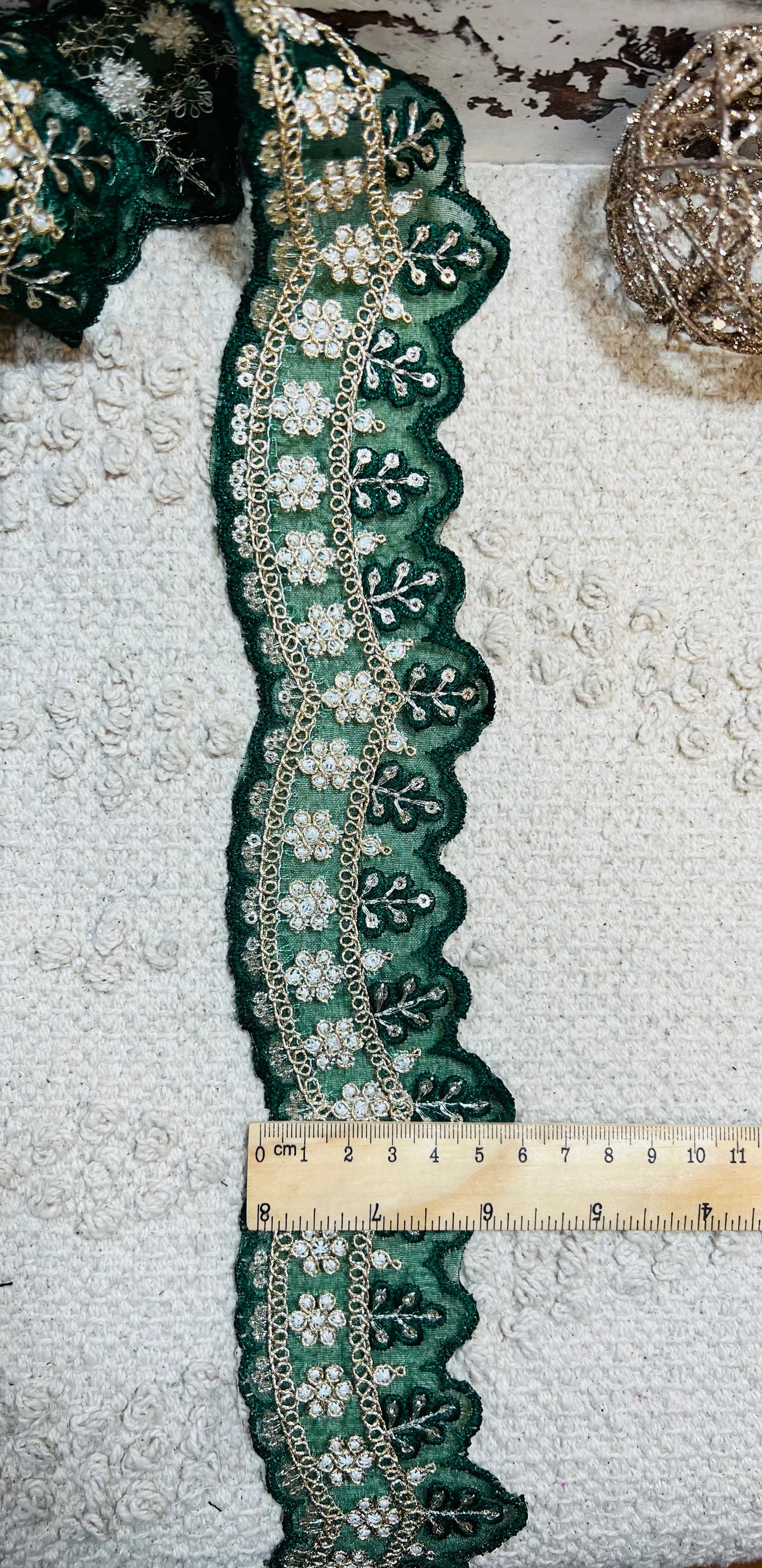 Galon oriental arcades avec mini sequins (Vert).  Prix HT