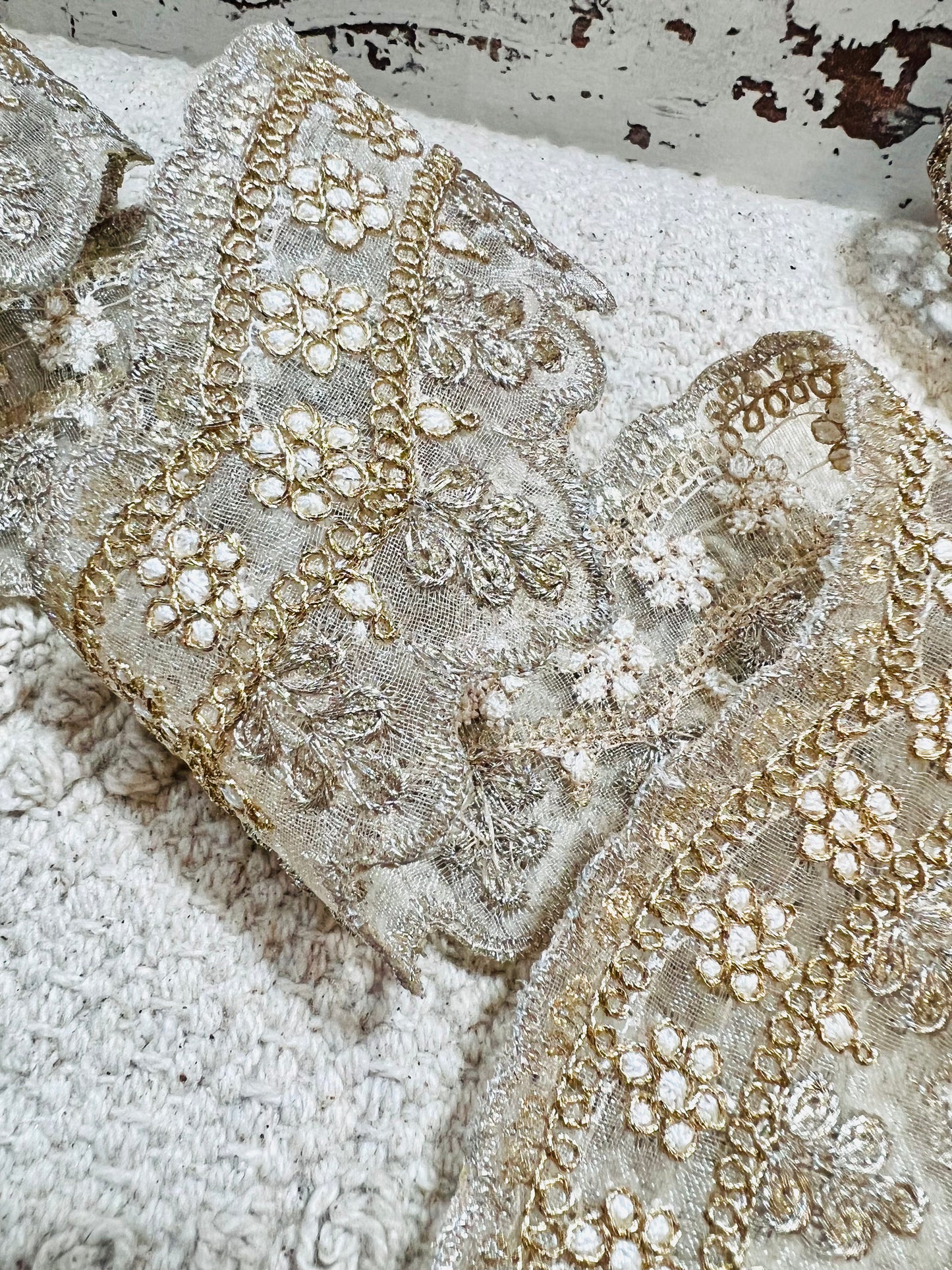 Galon Dentelle Noire Brodée Doré et Strass