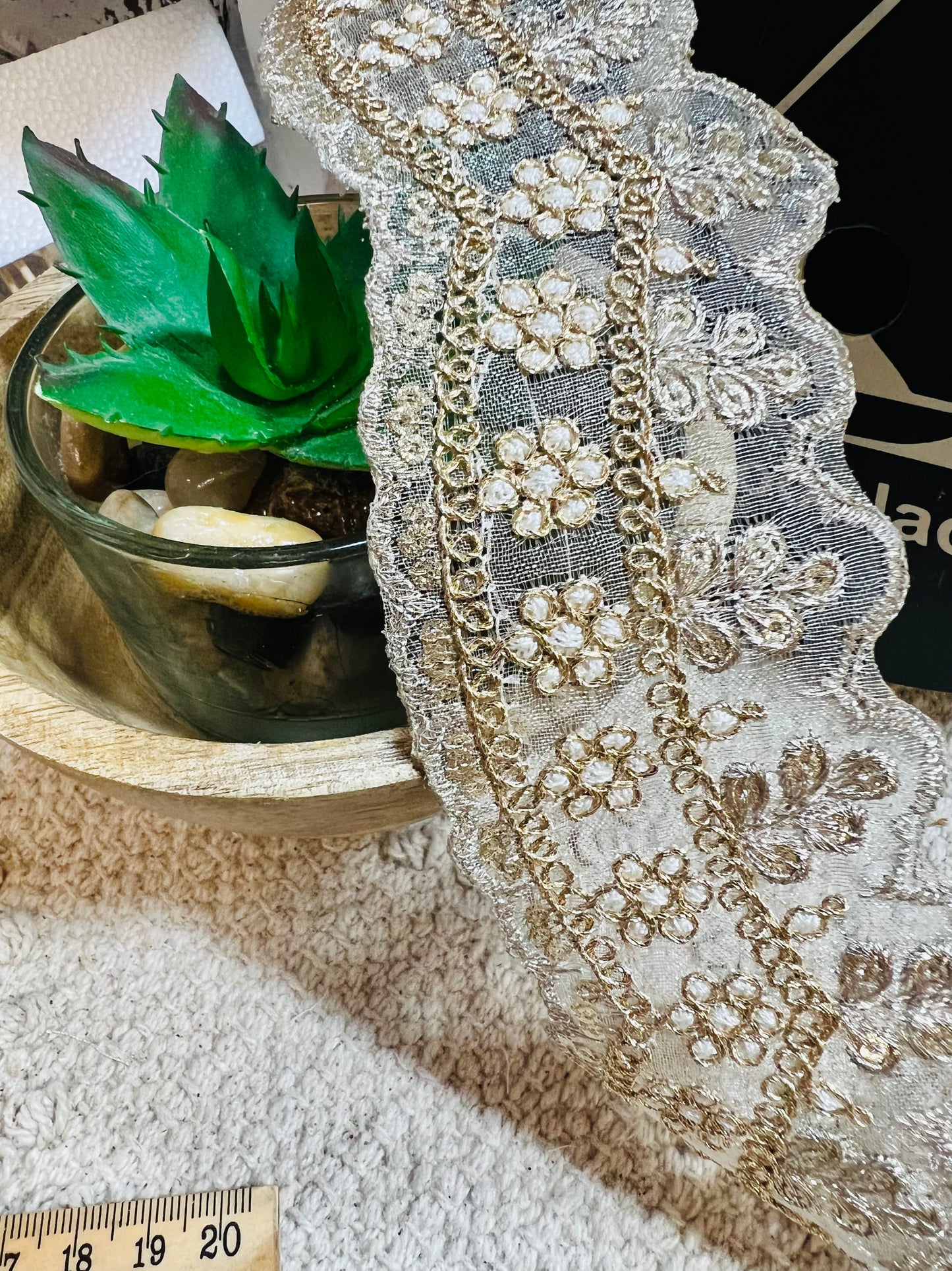 Galon Dentelle Noire Brodée Doré et Strass