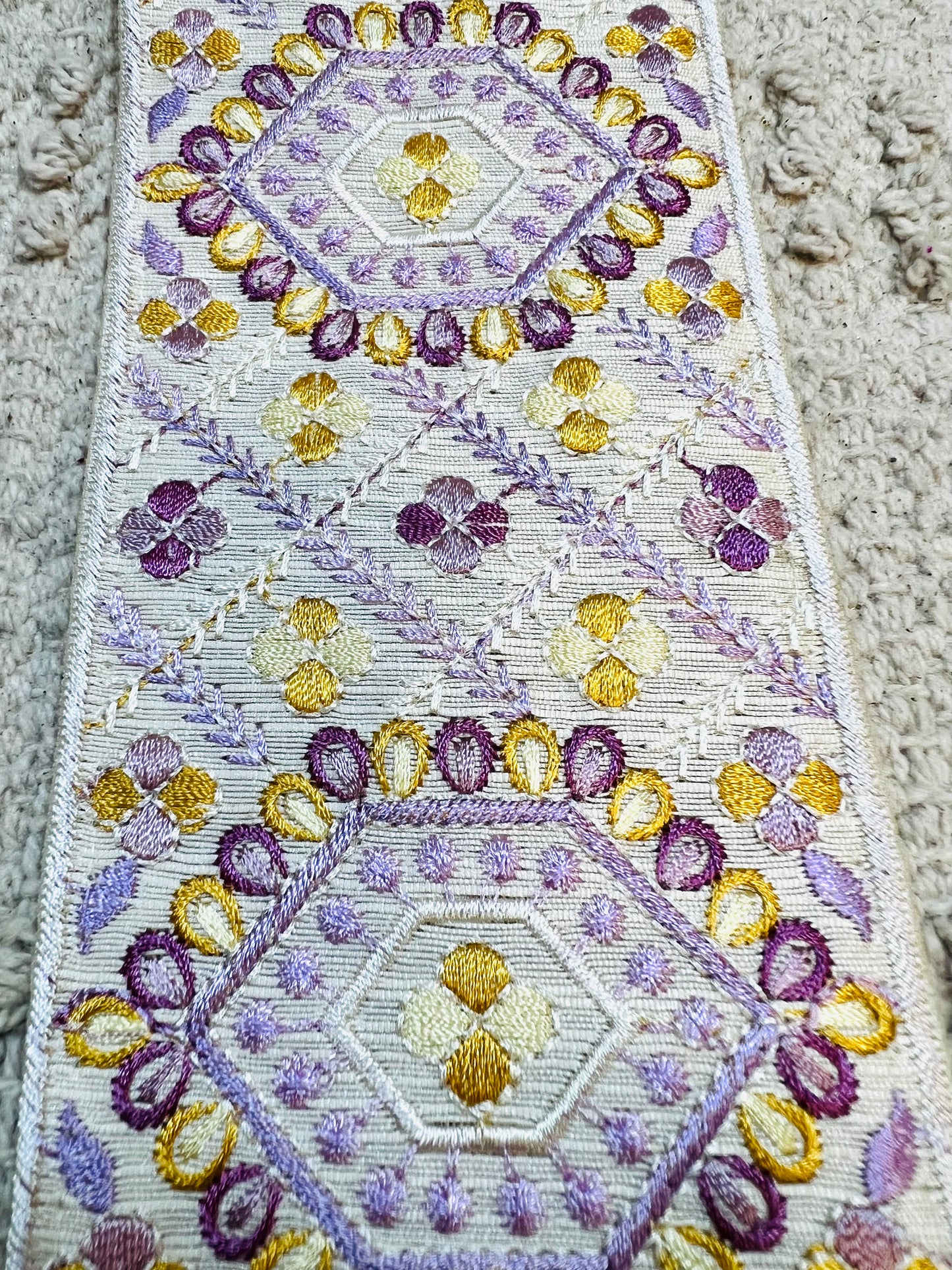 Galon broderie blanc jaune violet. Prix HT