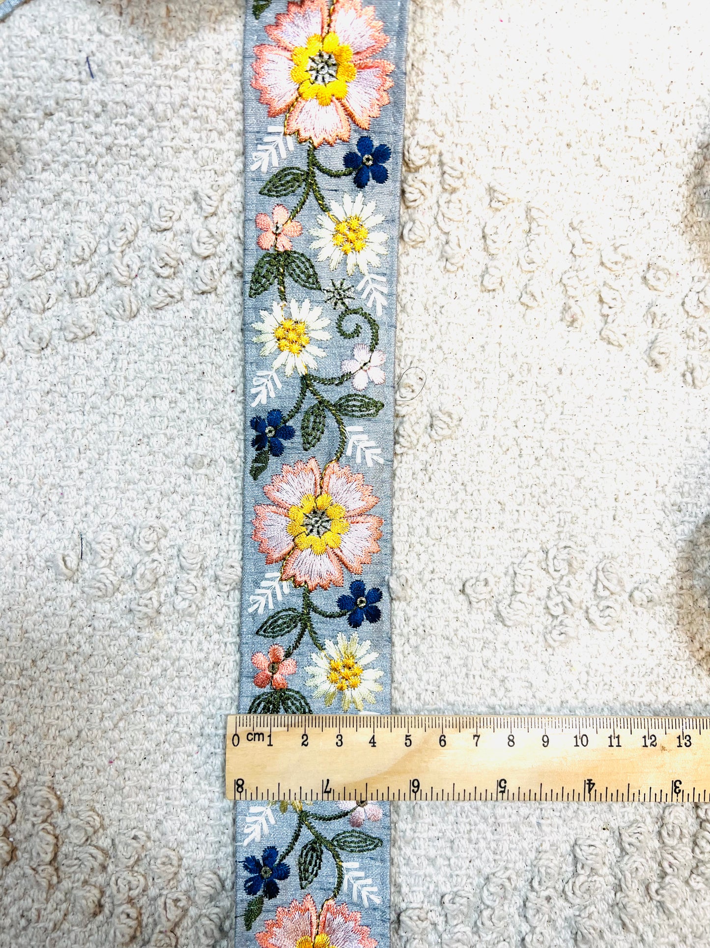 Galon broderie de fleurs (gris). Prix HT