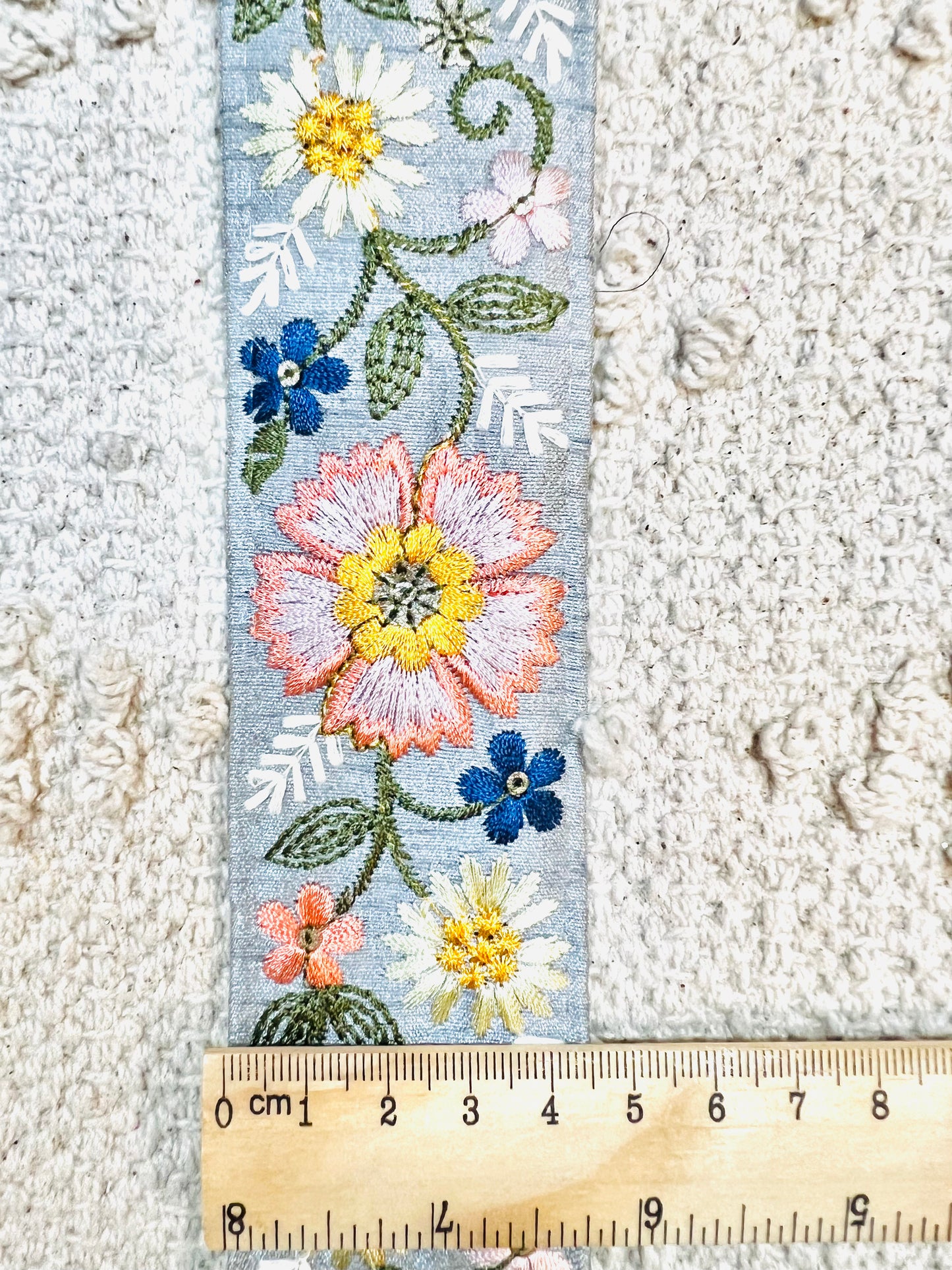 Galon broderie de fleurs (gris). Prix HT