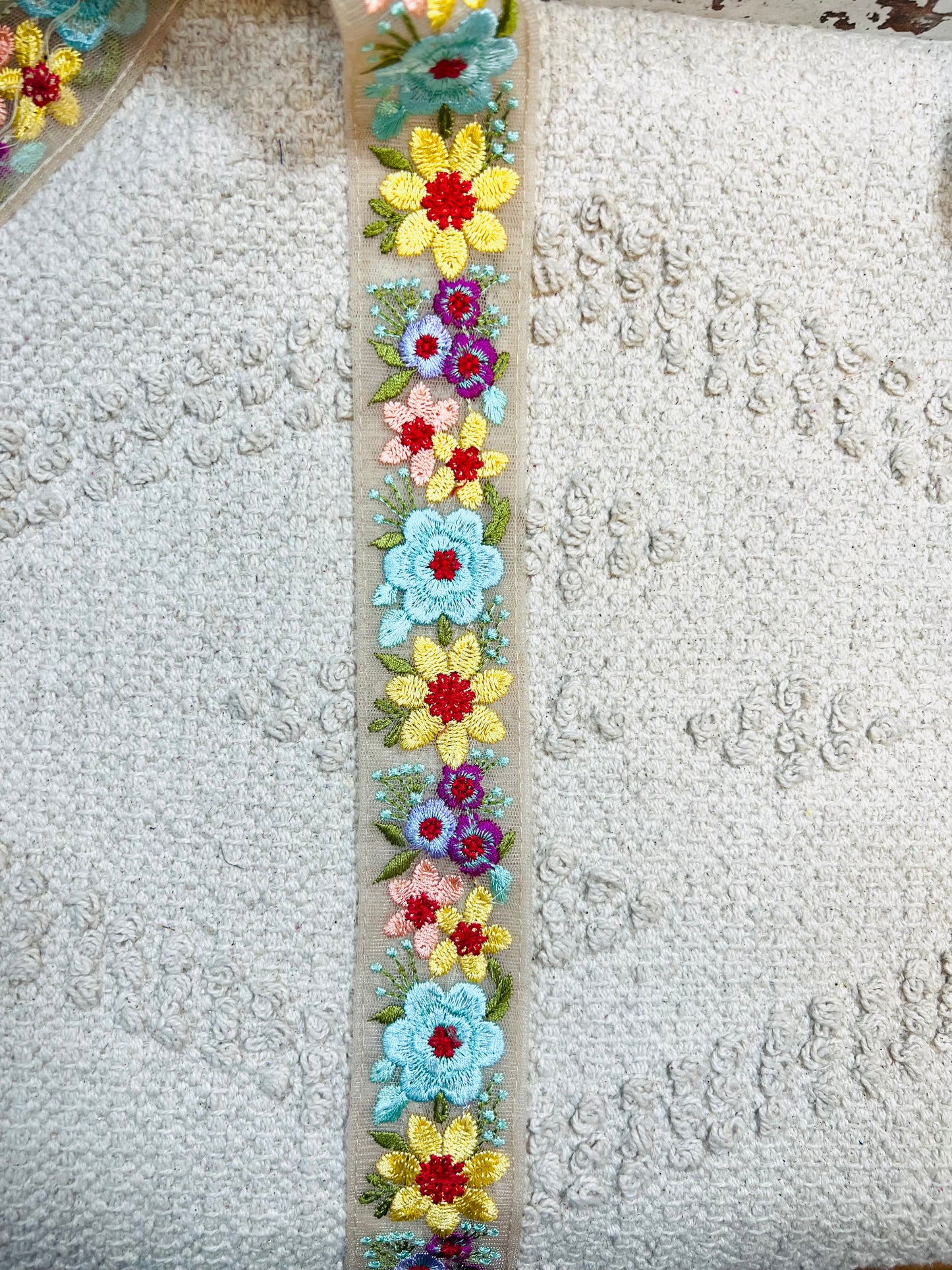 Galon broderie fleurs bleu turquoise et jaune. Prix HT