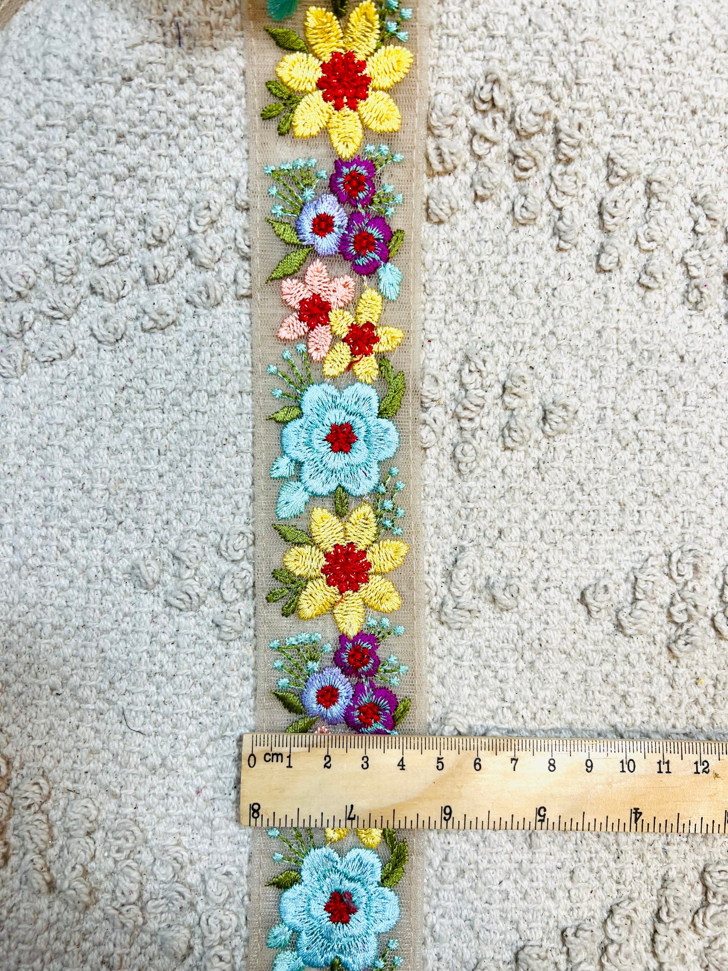 Galon broderie fleurs bleu turquoise et jaune. Prix HT