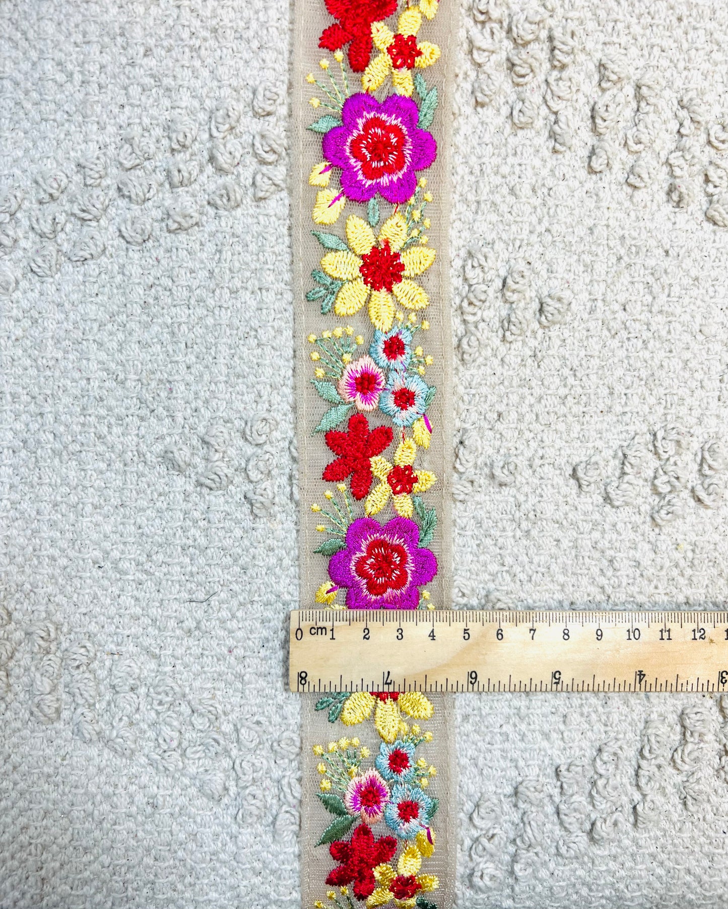 Galon broderie fleurs rose fuchsia et jaune. Prix HT