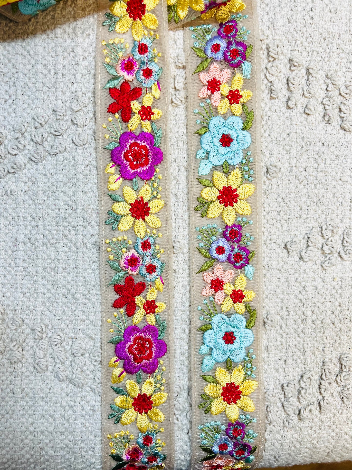 Galon broderie fleurs rose fuchsia et jaune. Prix HT