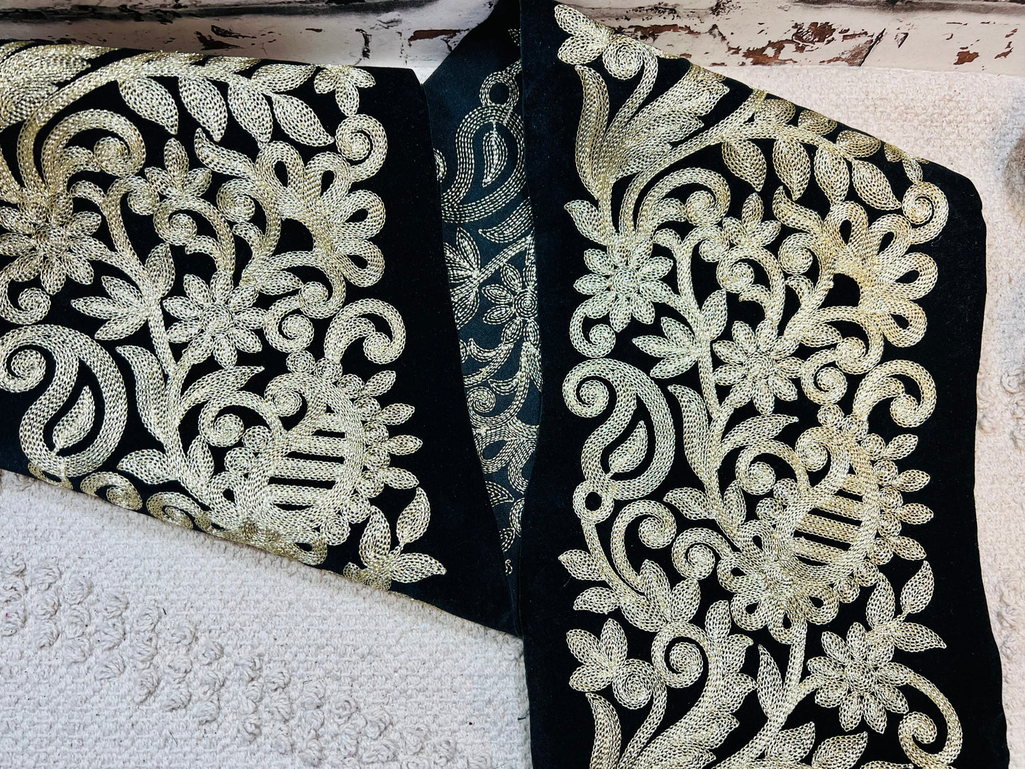 Galon large velours noir et broderie dorée. Prix HT.