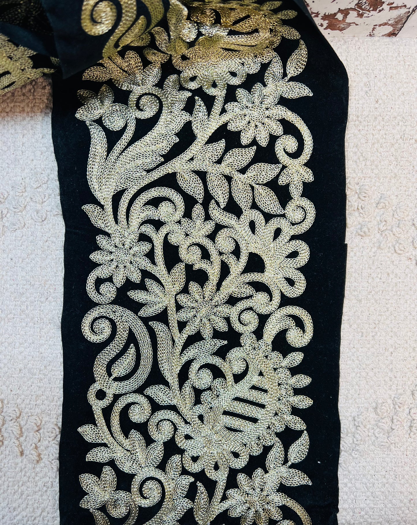 Galon large velours noir et broderie dorée. Prix HT.