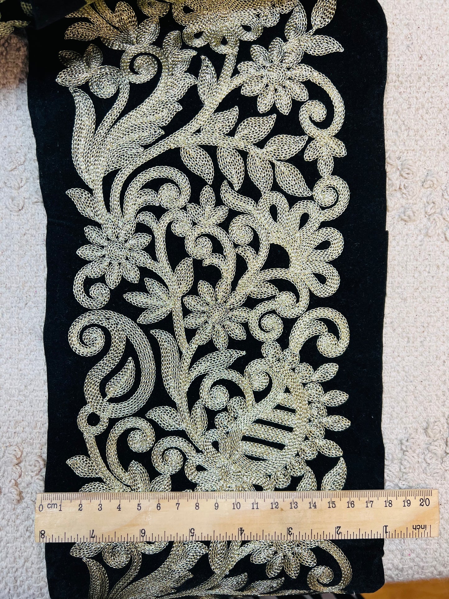 Galon large velours noir et broderie dorée. Prix HT.