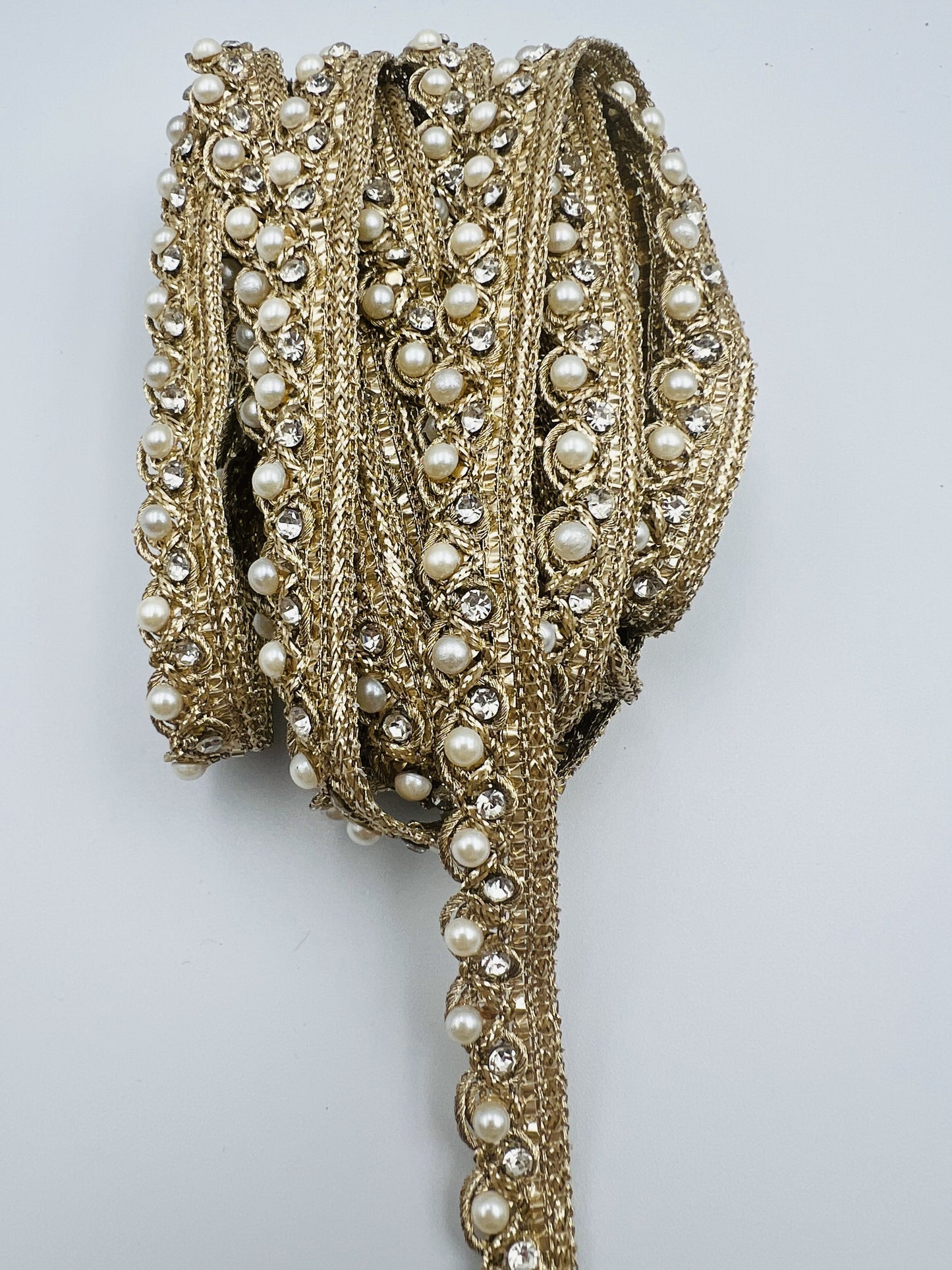 Galon fin doré à perles nacrées et strass