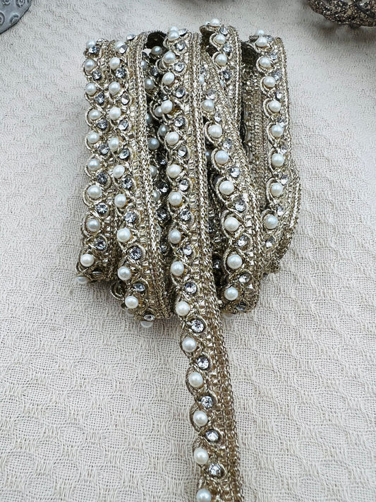 Galon fin doré à perles nacrées et strass
