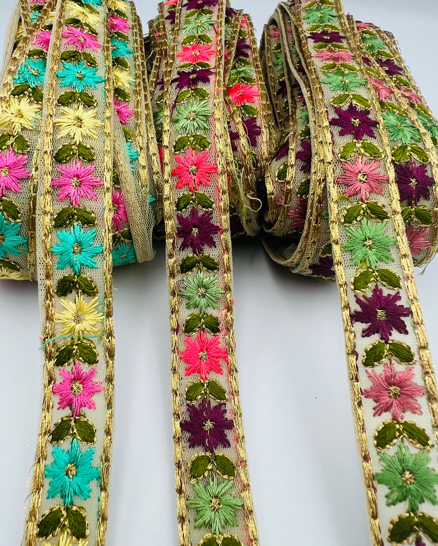 Galon Brodé Doré à Petites Fleurs Colorées