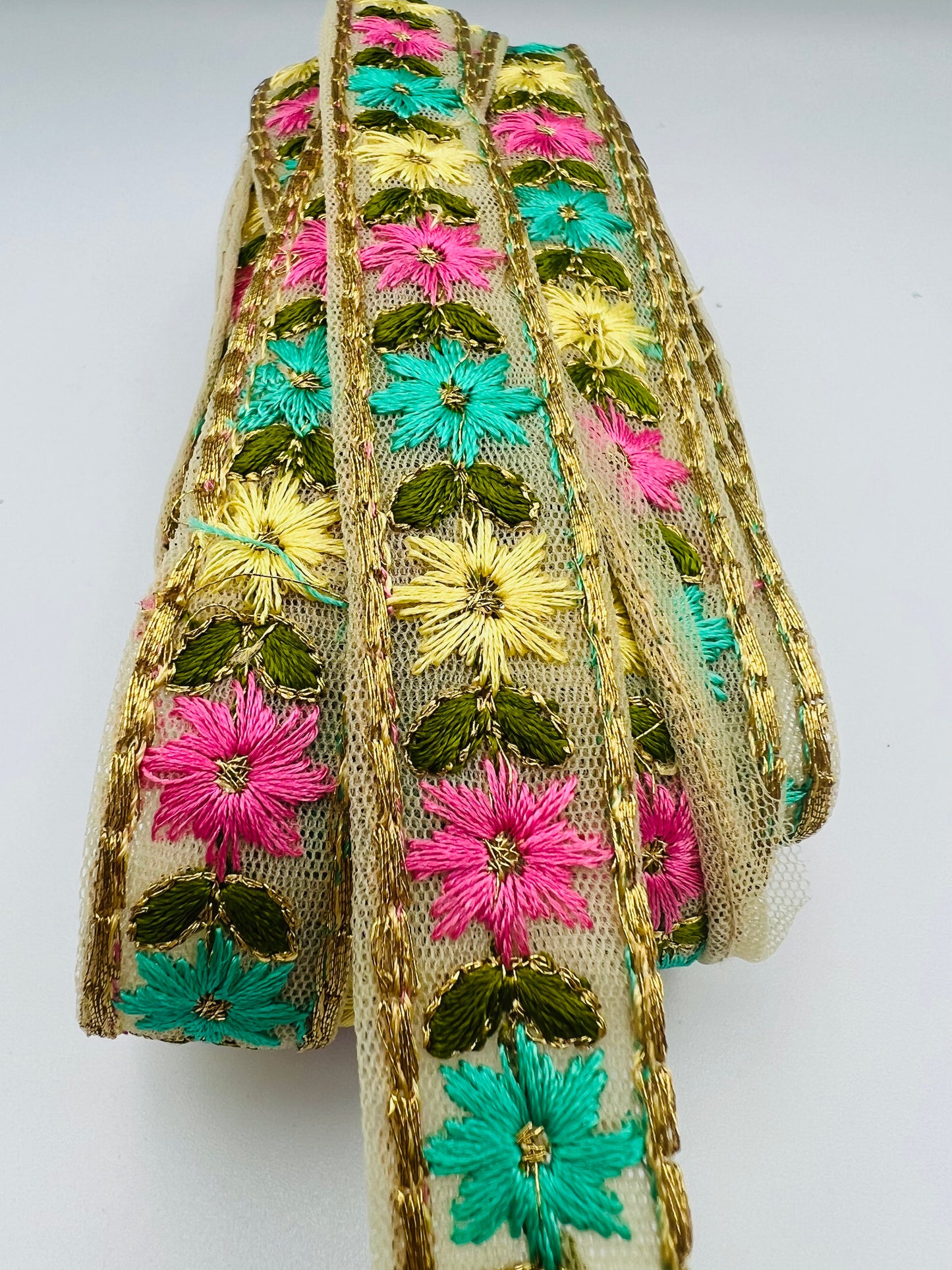 Galon Brodé Doré à Petites Fleurs Colorées