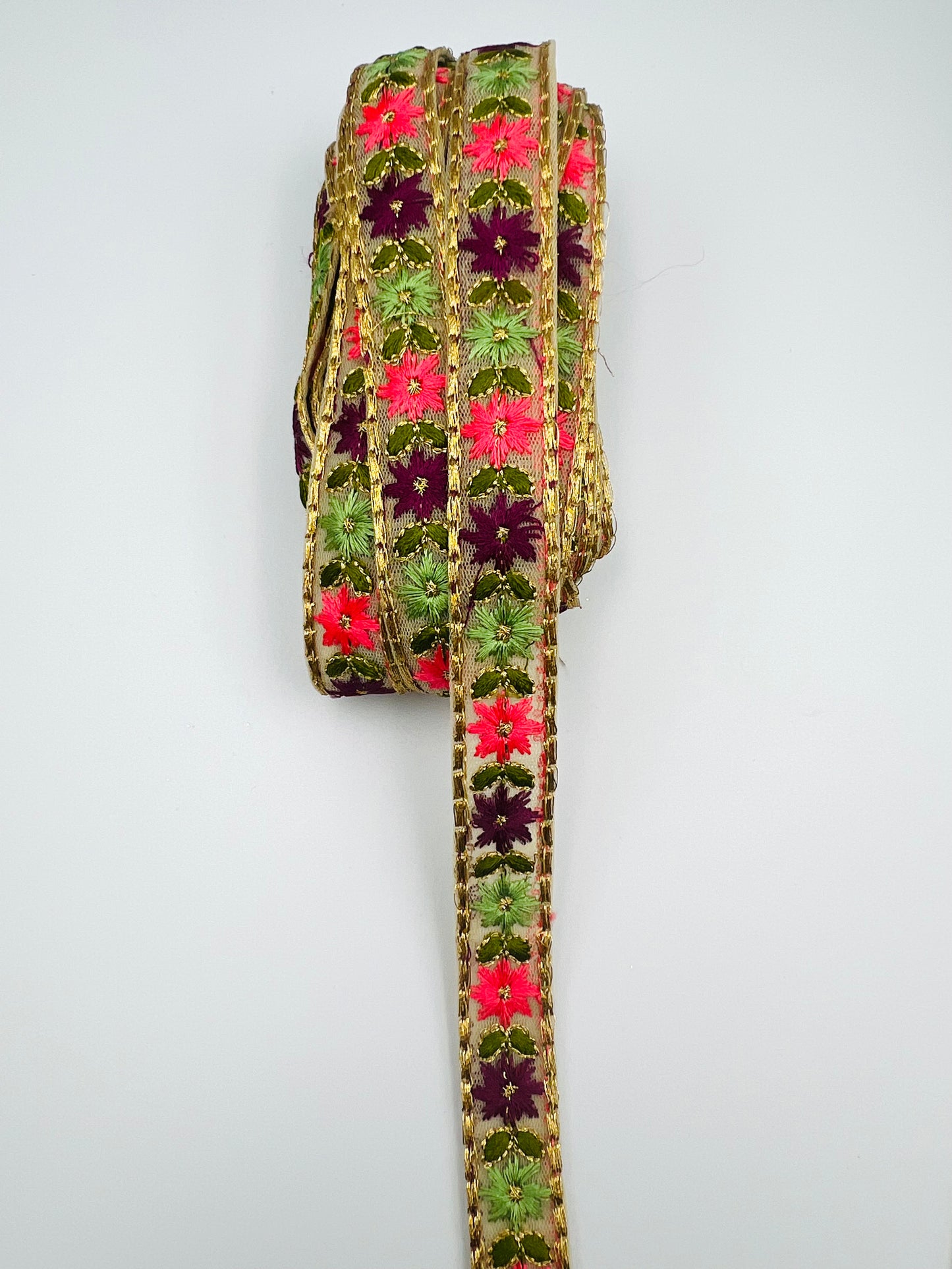 Galon Brodé Doré à Petites Fleurs Colorées