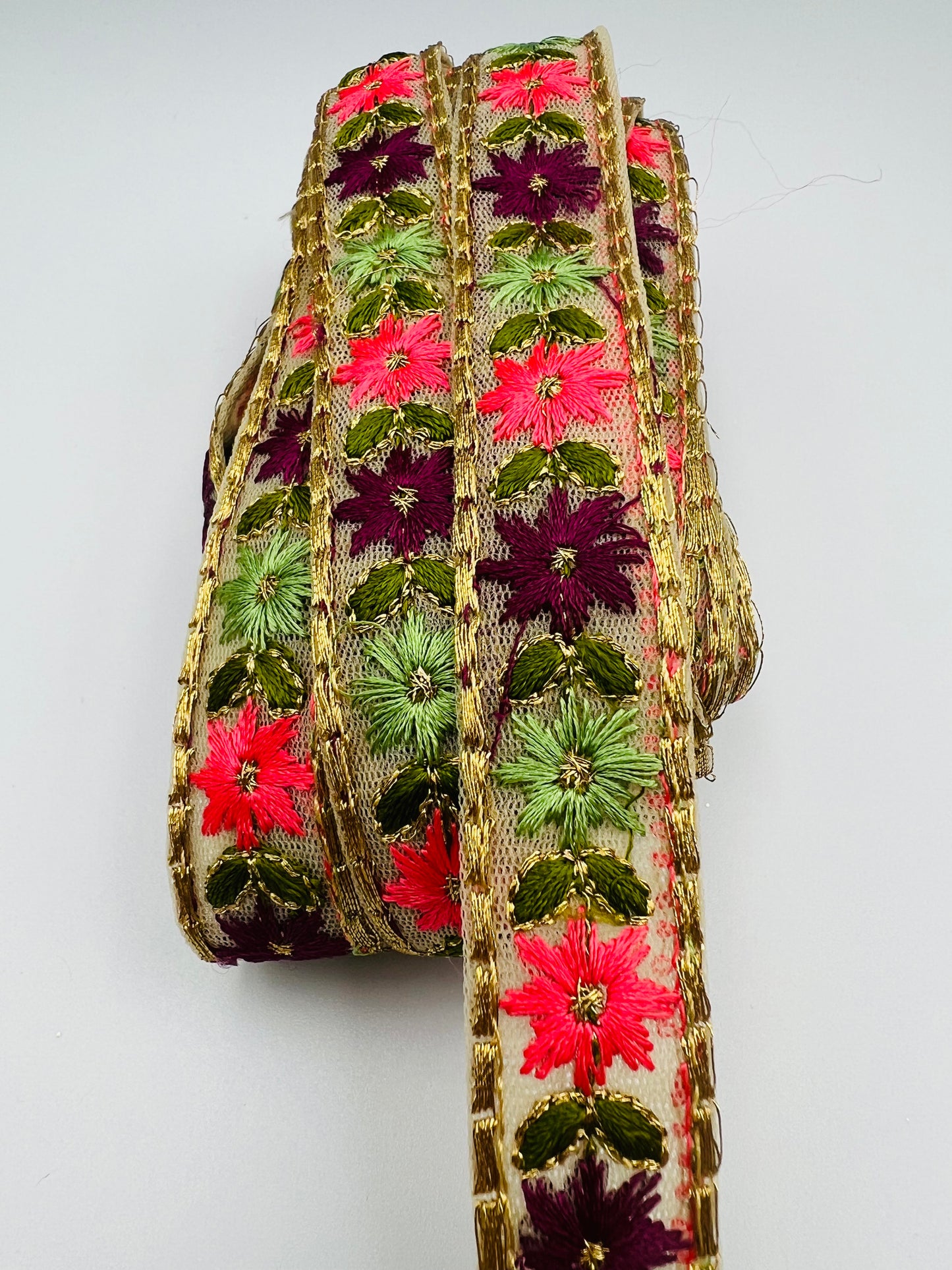 Galon Brodé Doré à Petites Fleurs Colorées