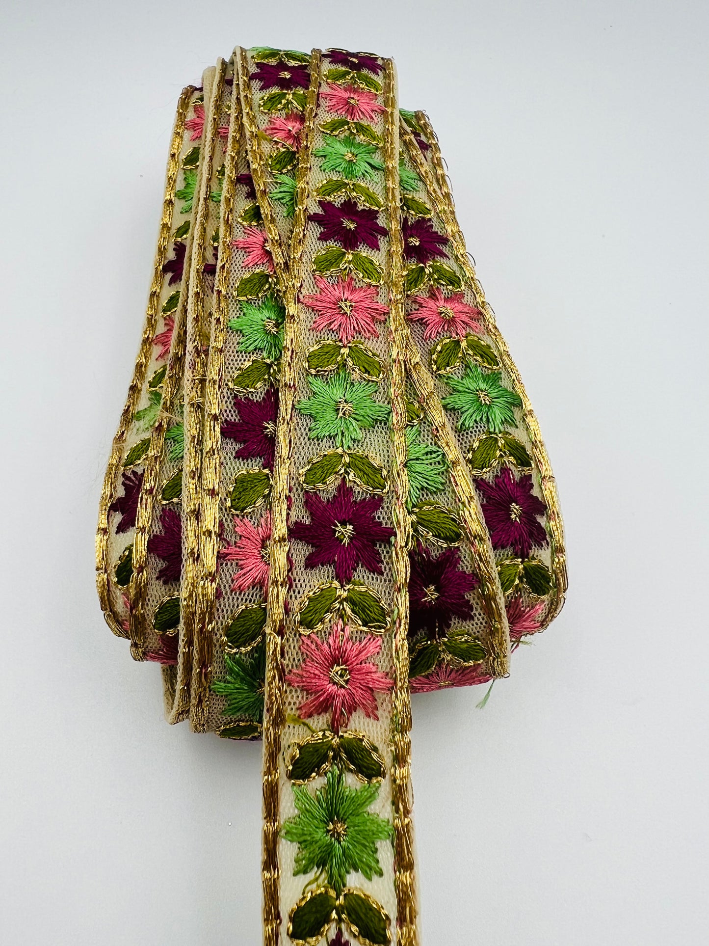 Galon Brodé Doré à Petites Fleurs Colorées